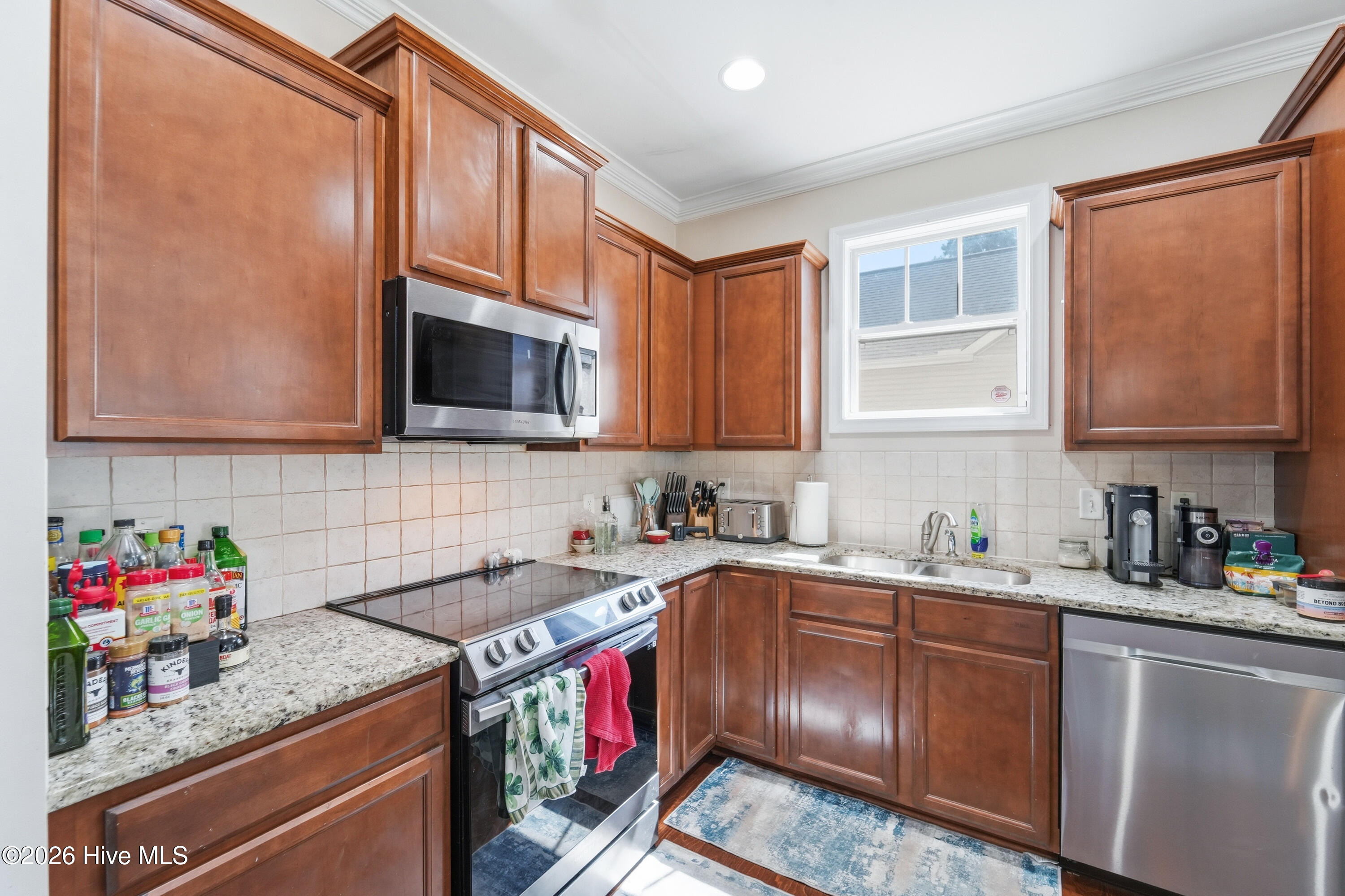 100562965 | Photo 35