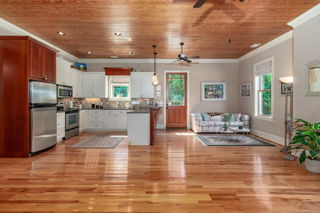 MIL Suite - Living space & Full Kitchen