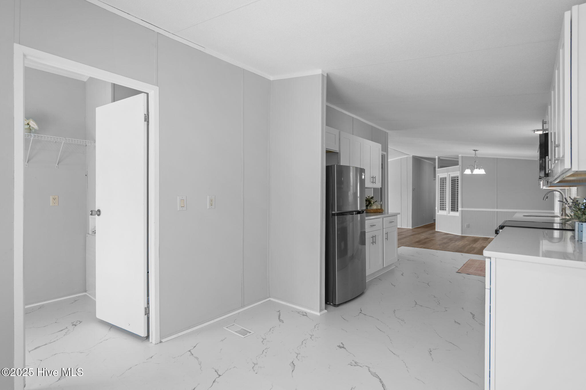 100536867 | Photo 19