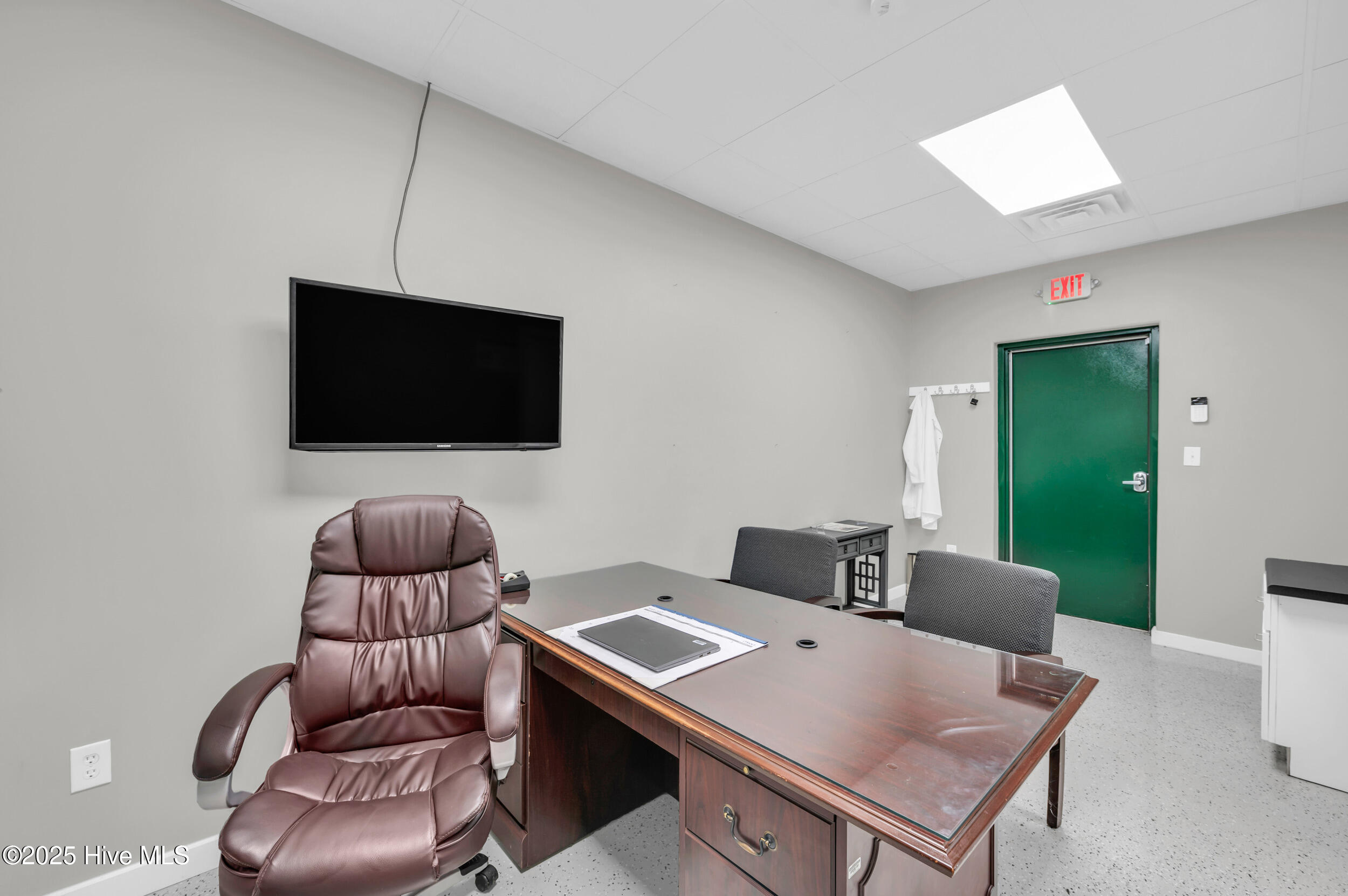 100532115 | Photo 43