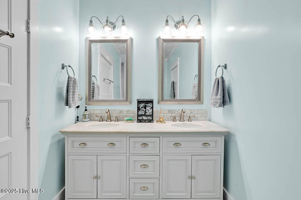 100516737 | Photo 32