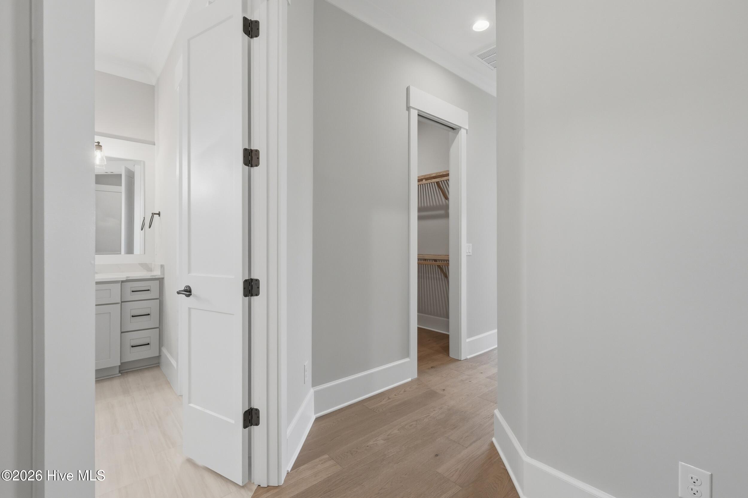 100567785 | Photo 43