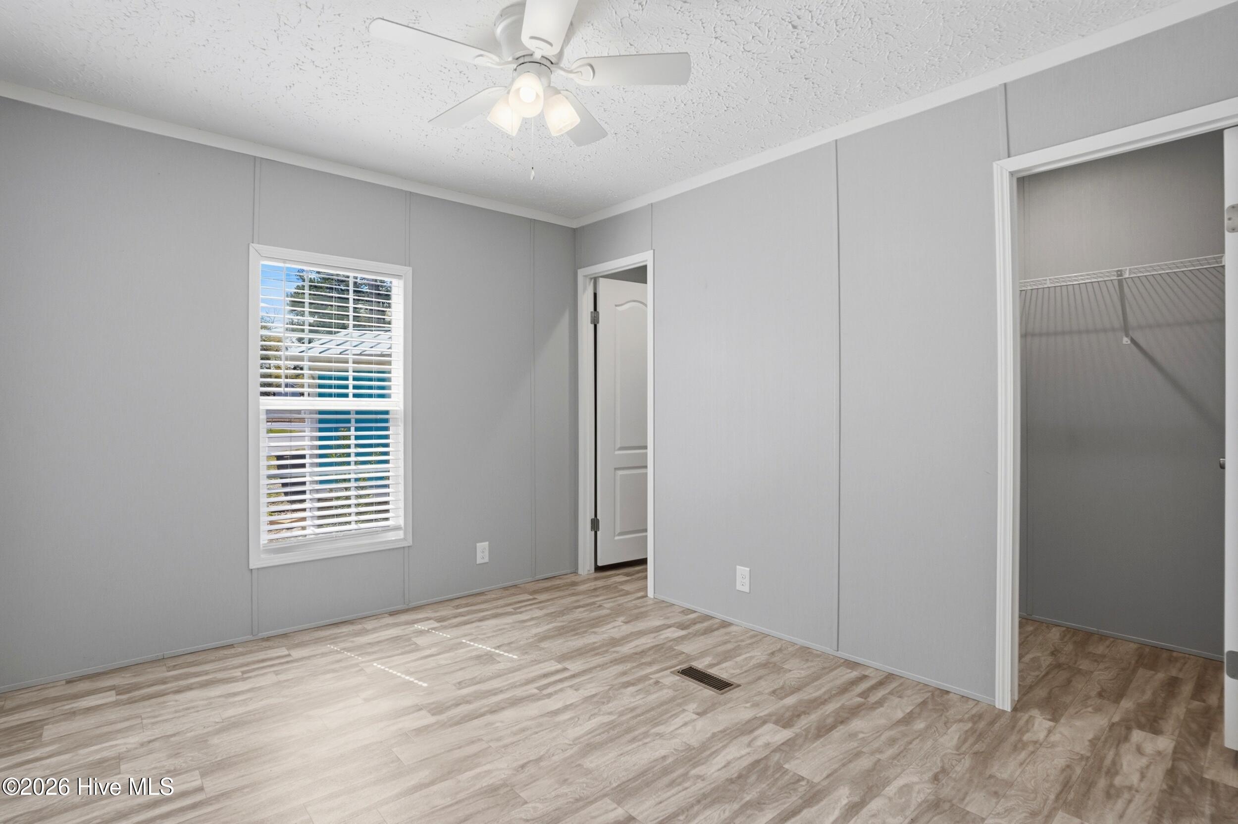 100564185 | Photo 18