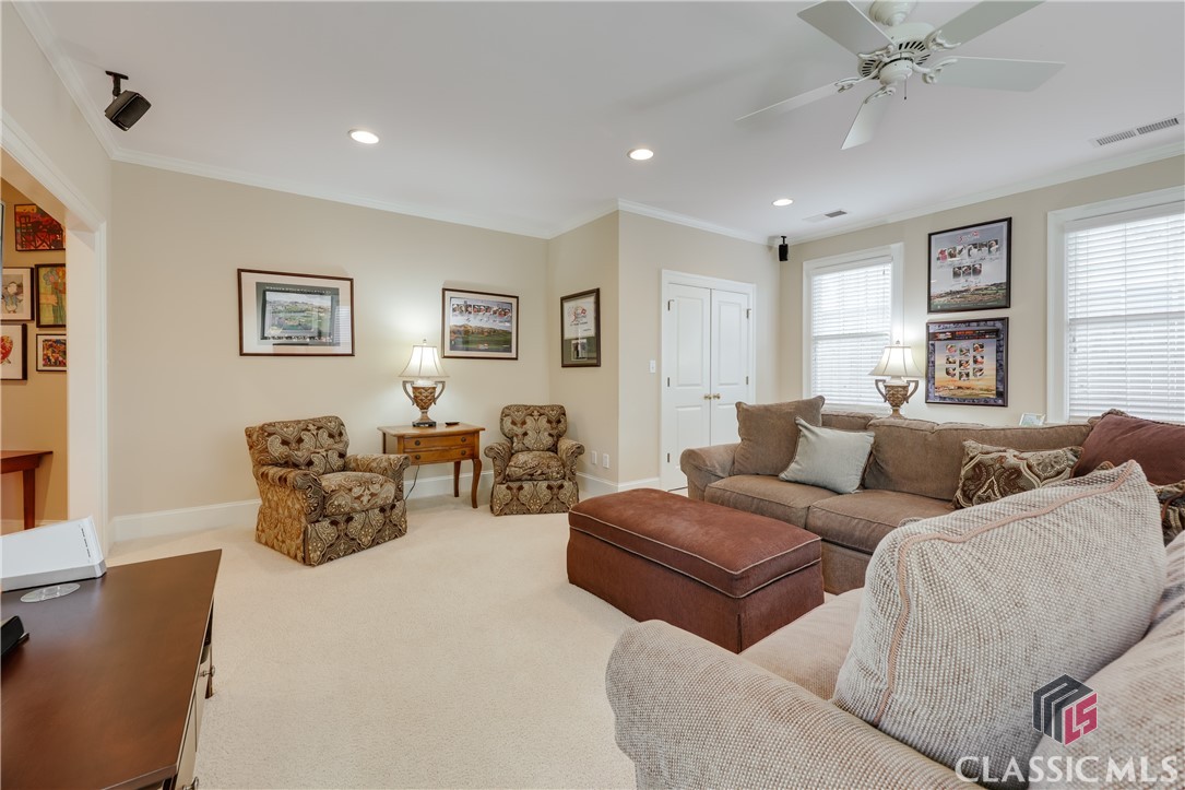 577 Cloverhurst Avenue W