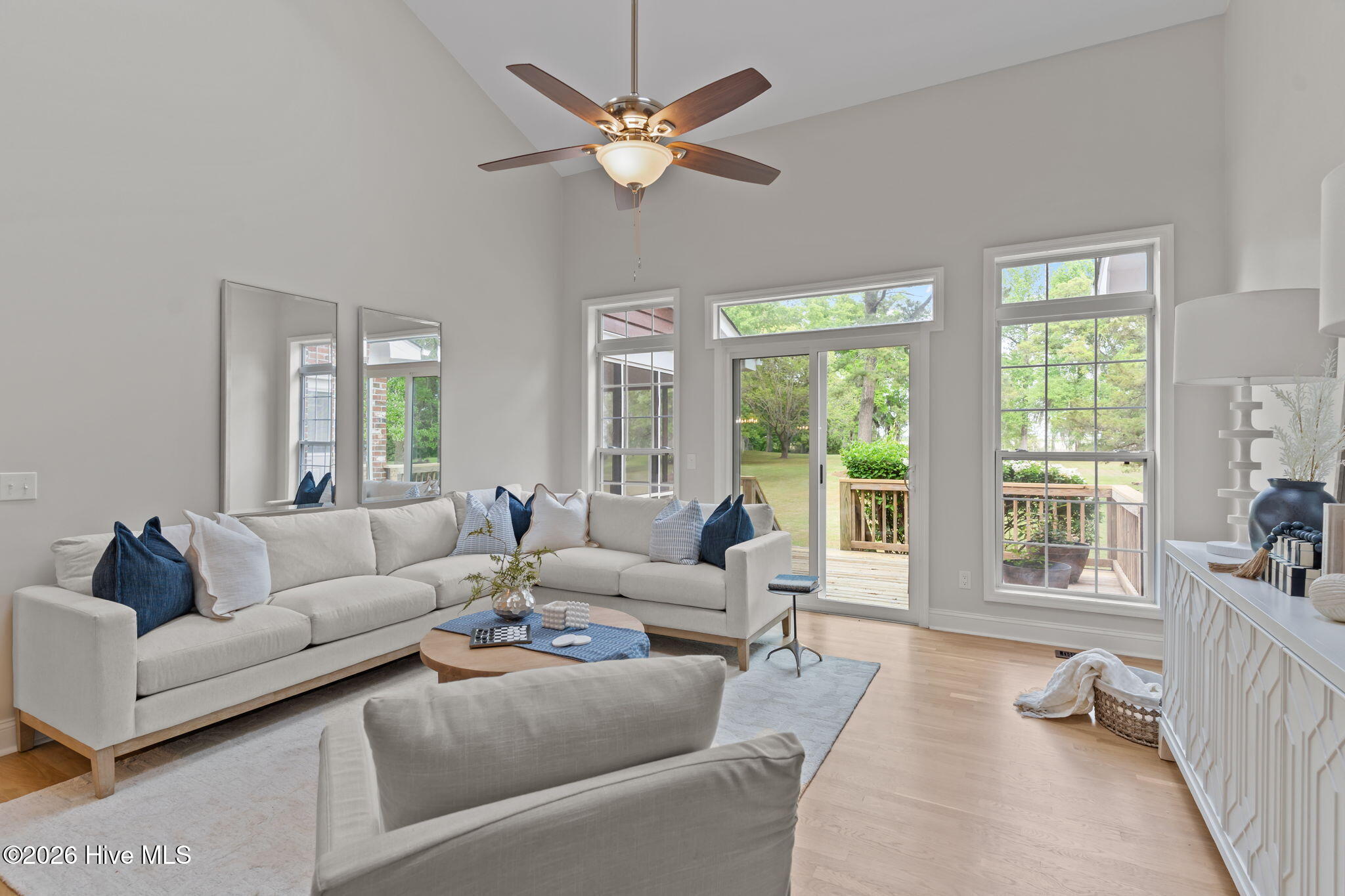 100567890 | Photo 15