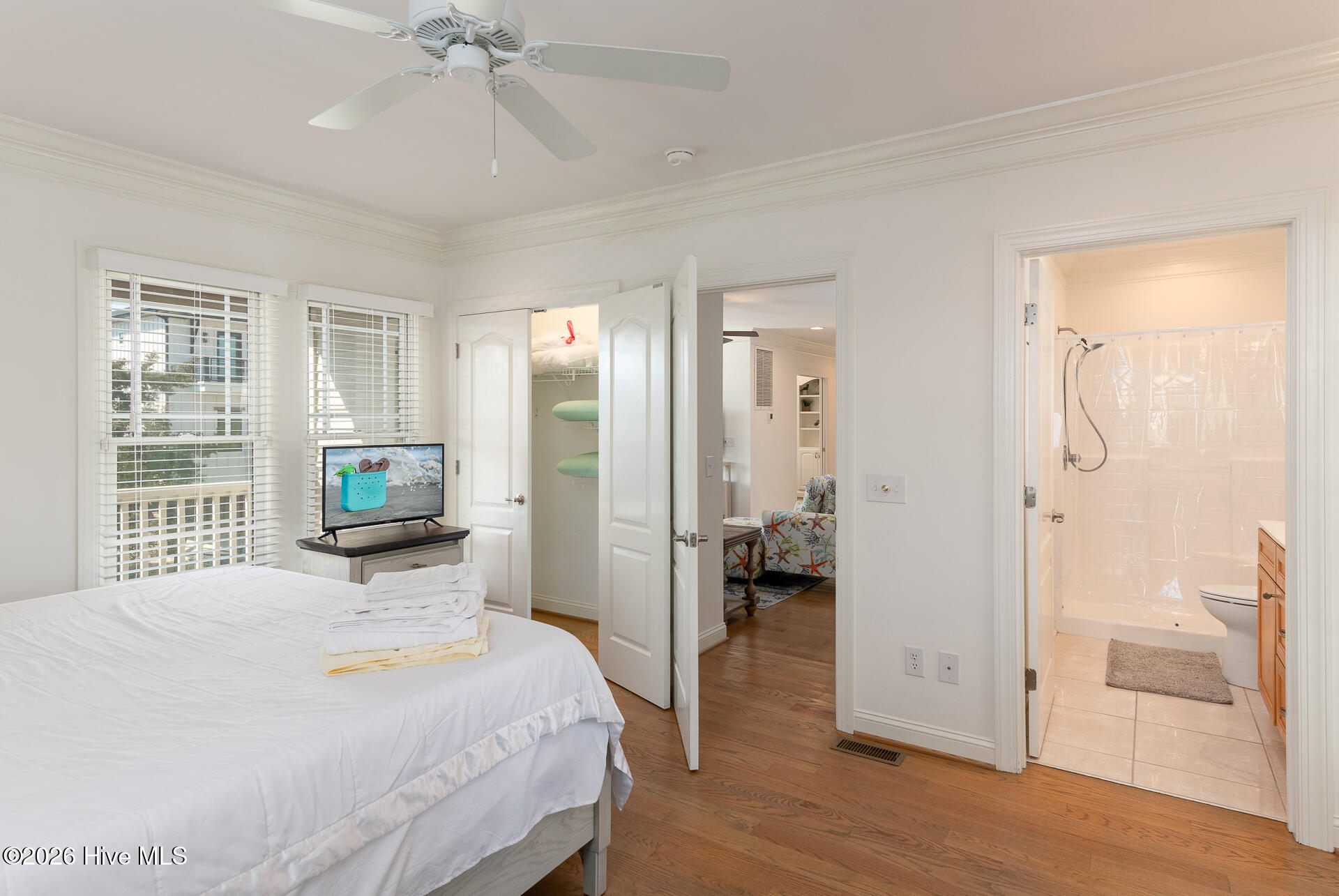 100562037 | Photo 25