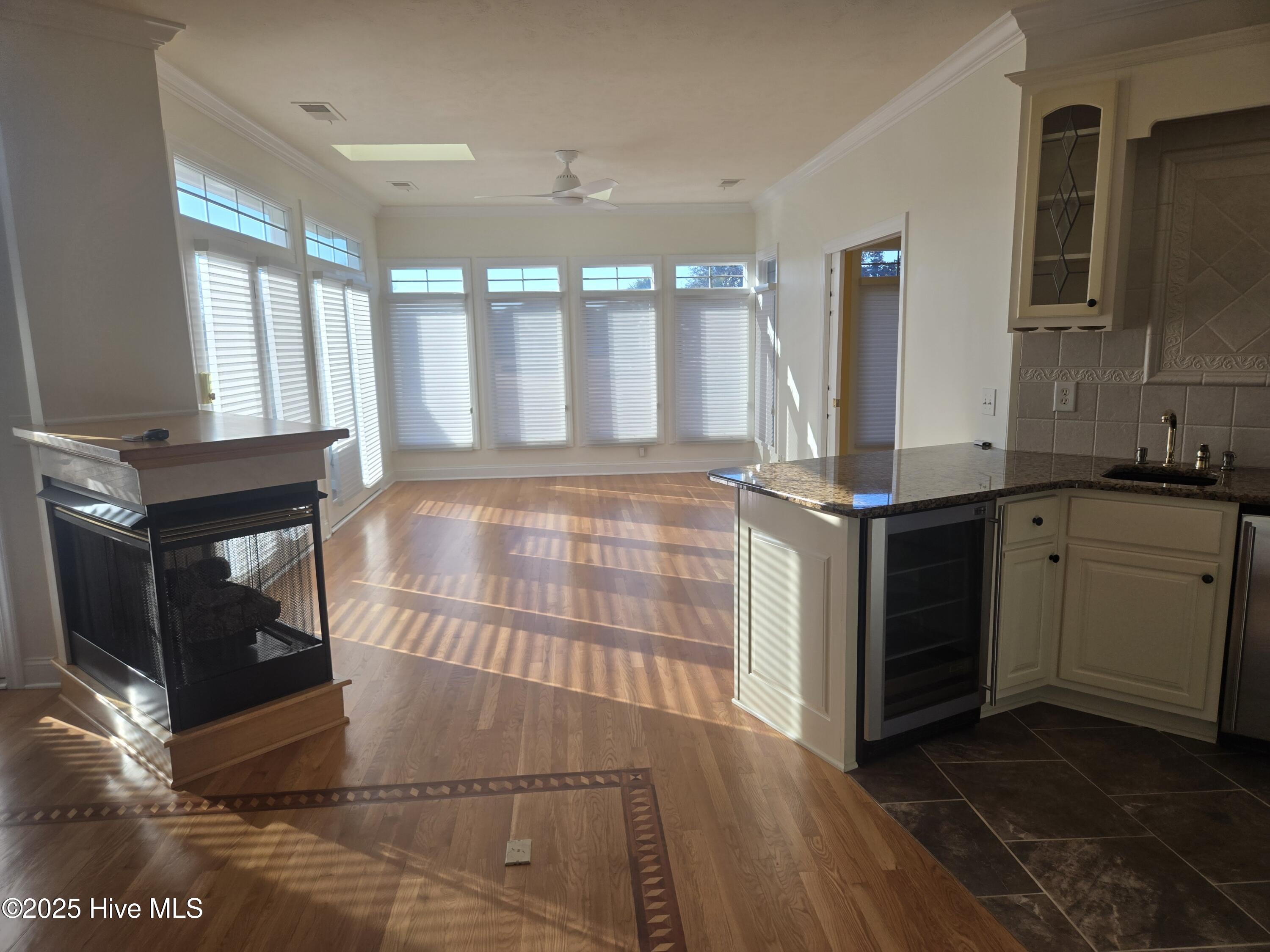 100545211 | Photo 25