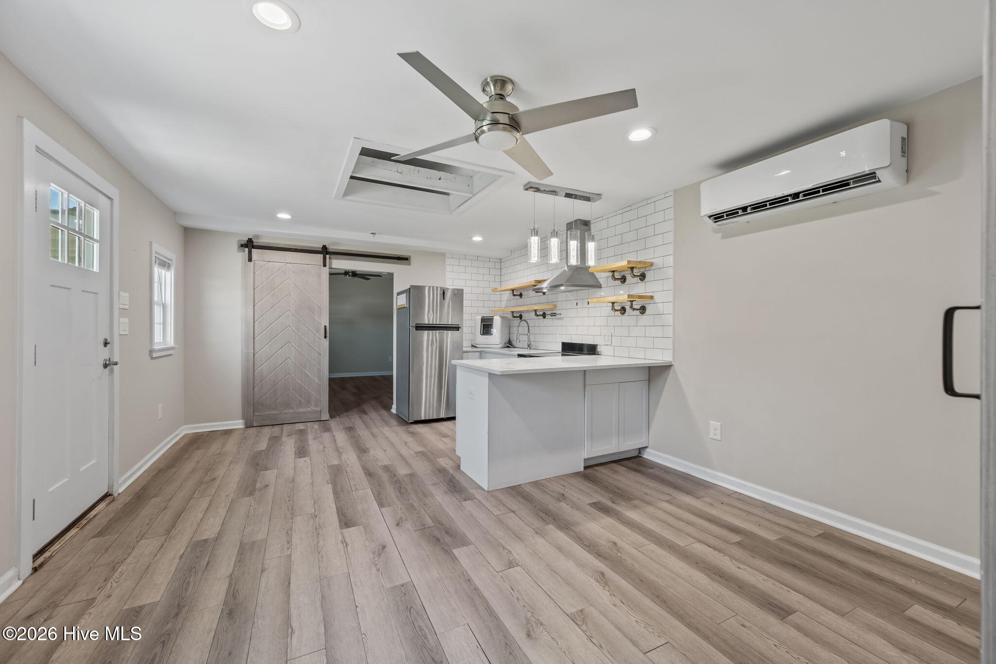 100565743 | Photo 12