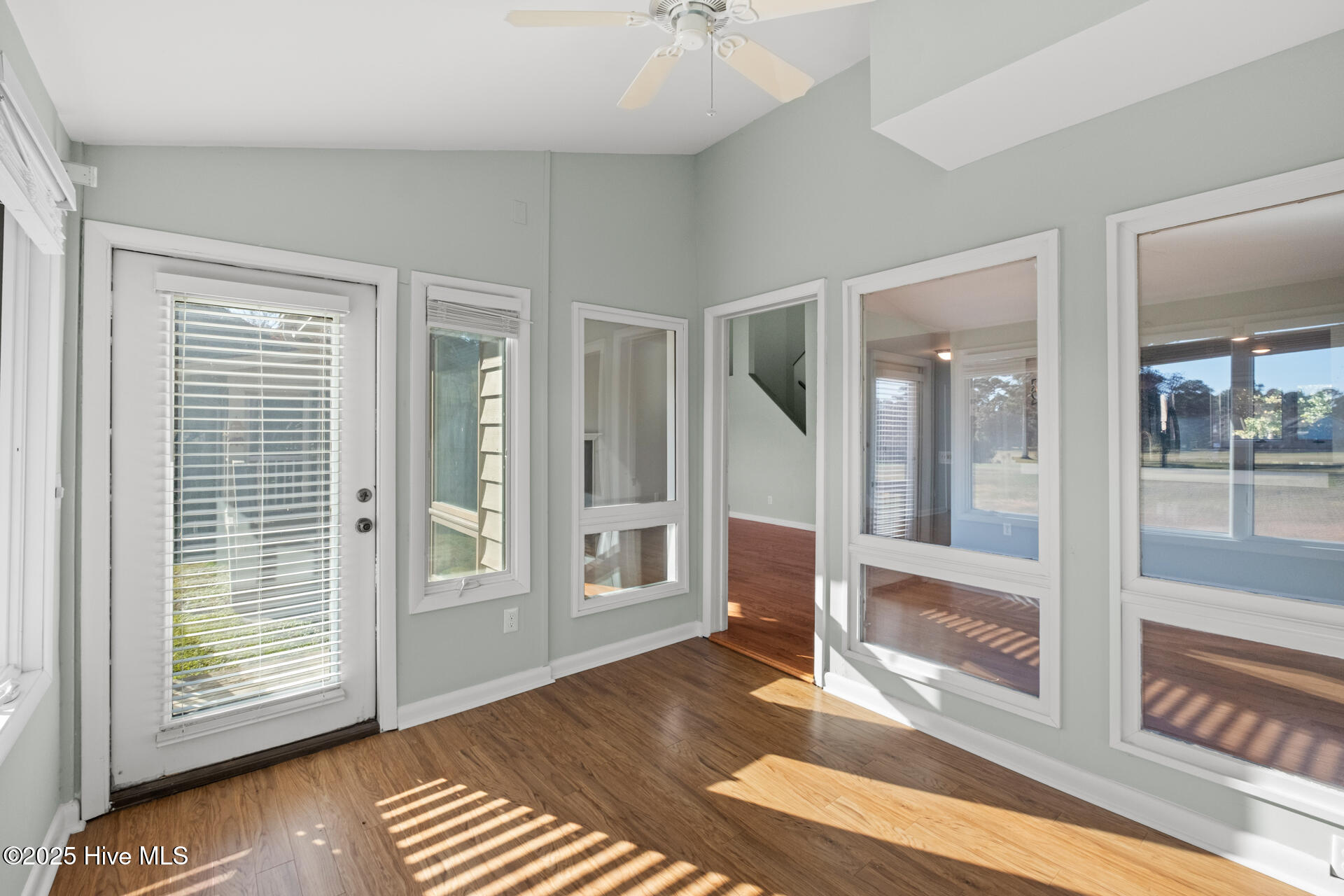 100526390 | Photo 12