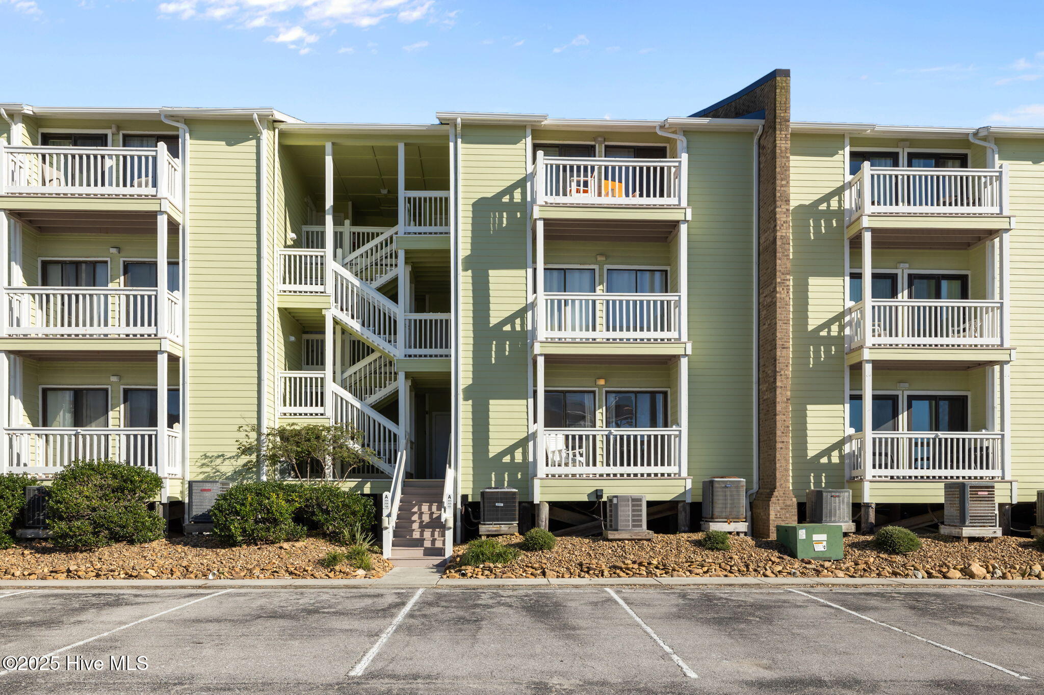 100536863 | Photo 72