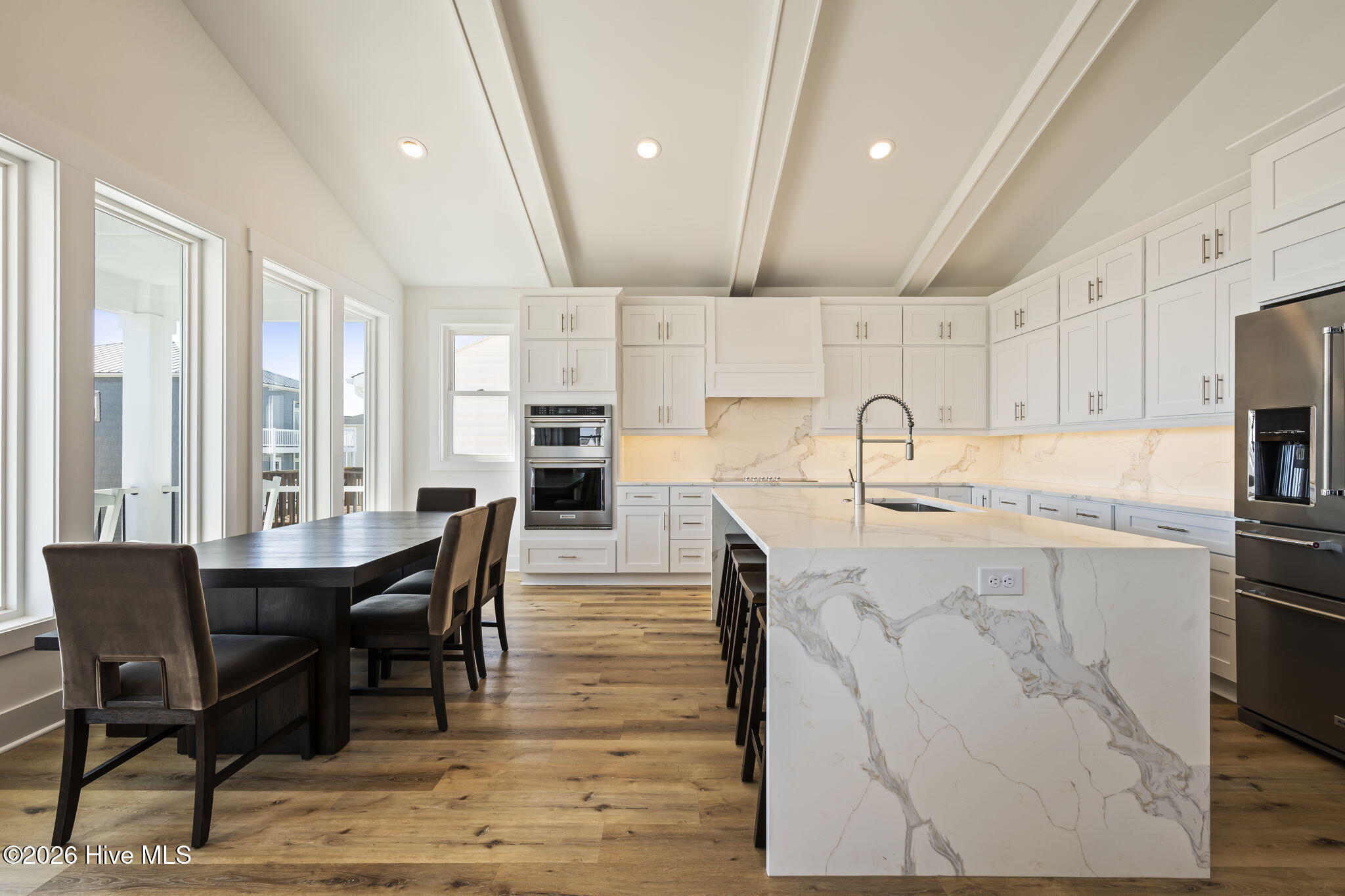 100550572 | Photo 11