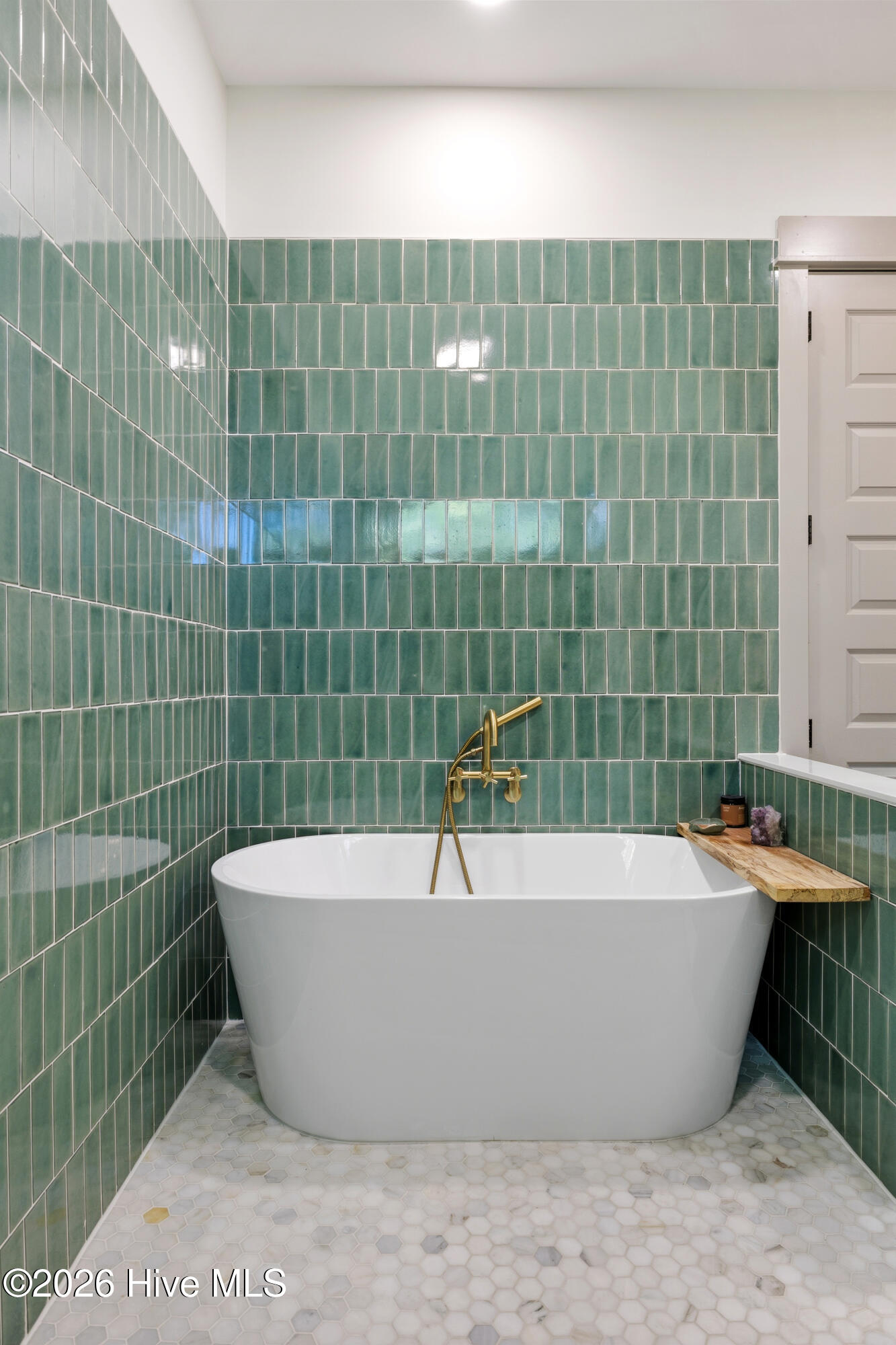 100570688 | Photo 32