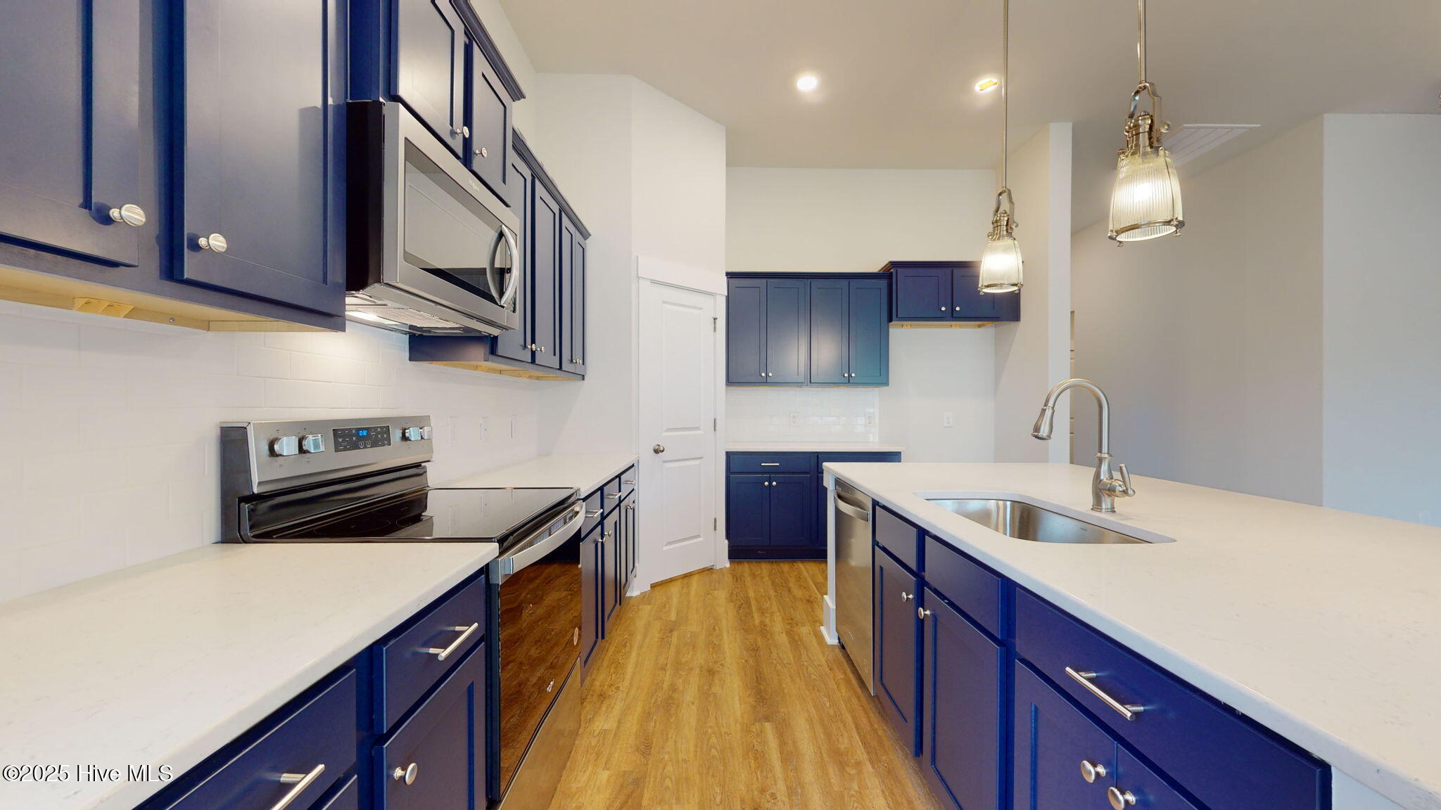 100543683 | Photo 17