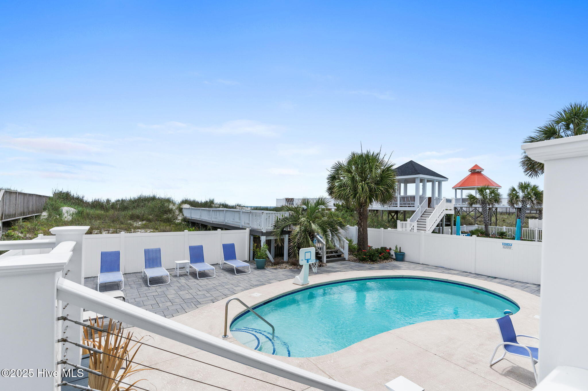 100498196 | Photo 89