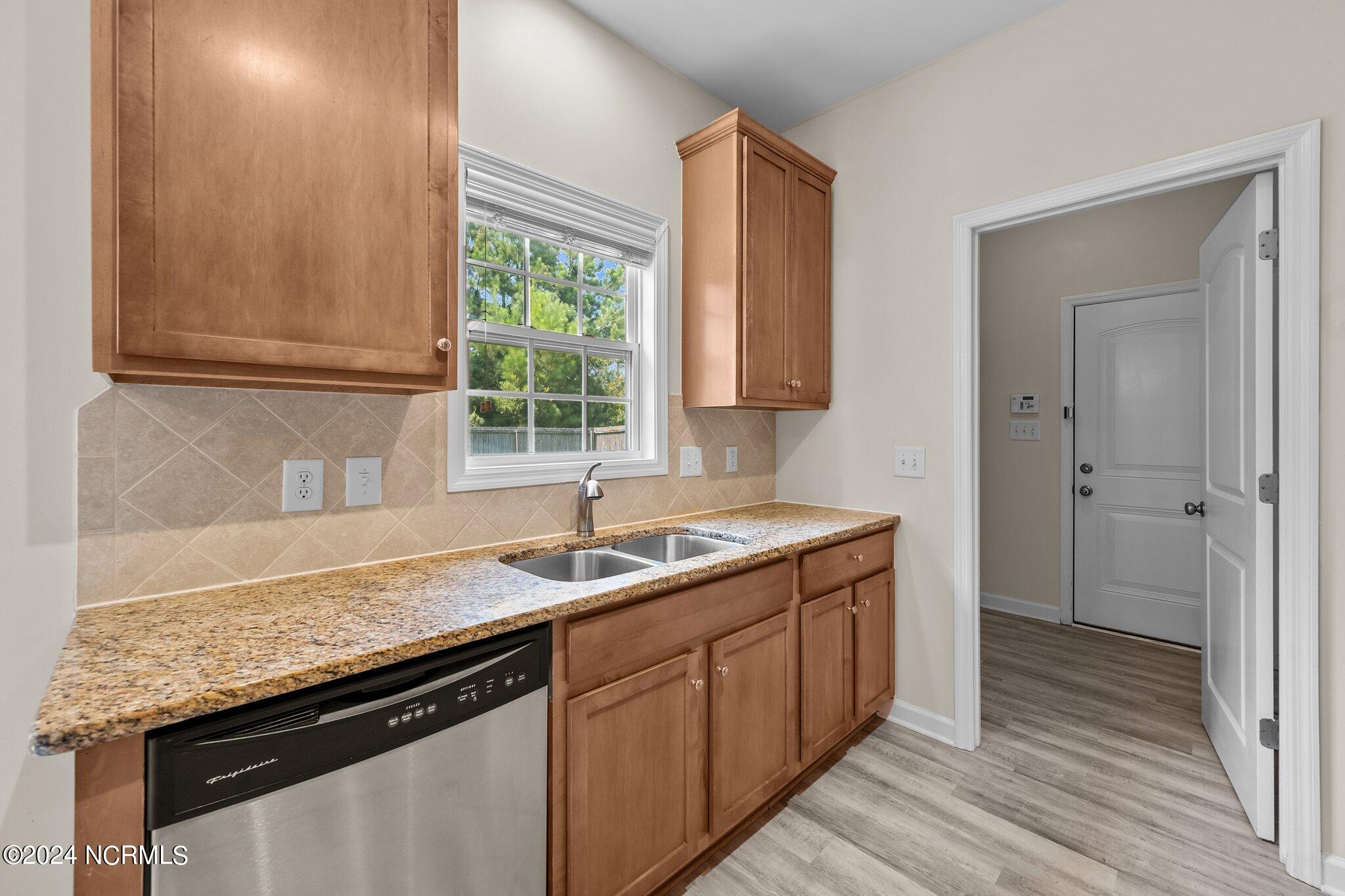 100549722 | Photo 12