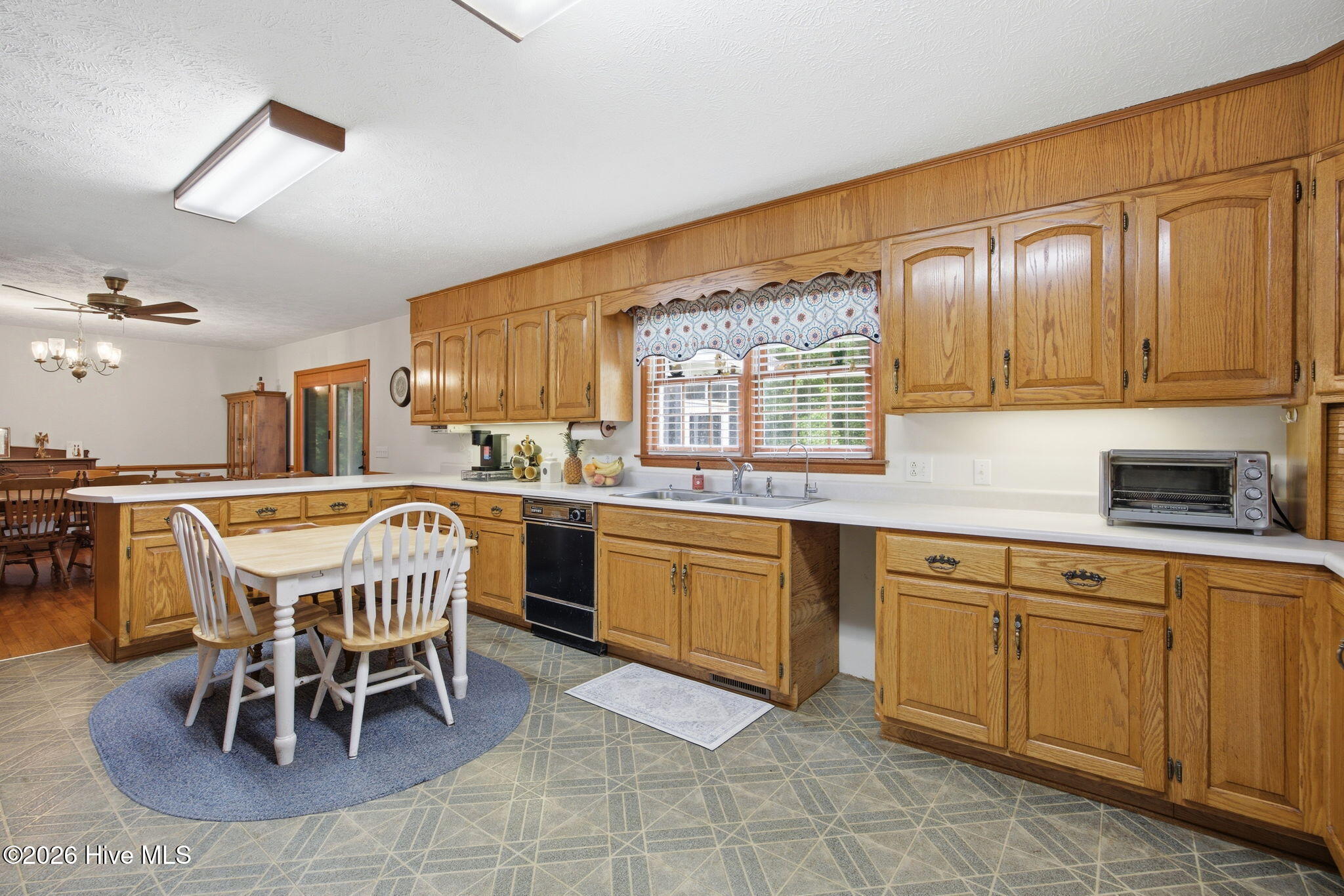 100570604 | Photo 12