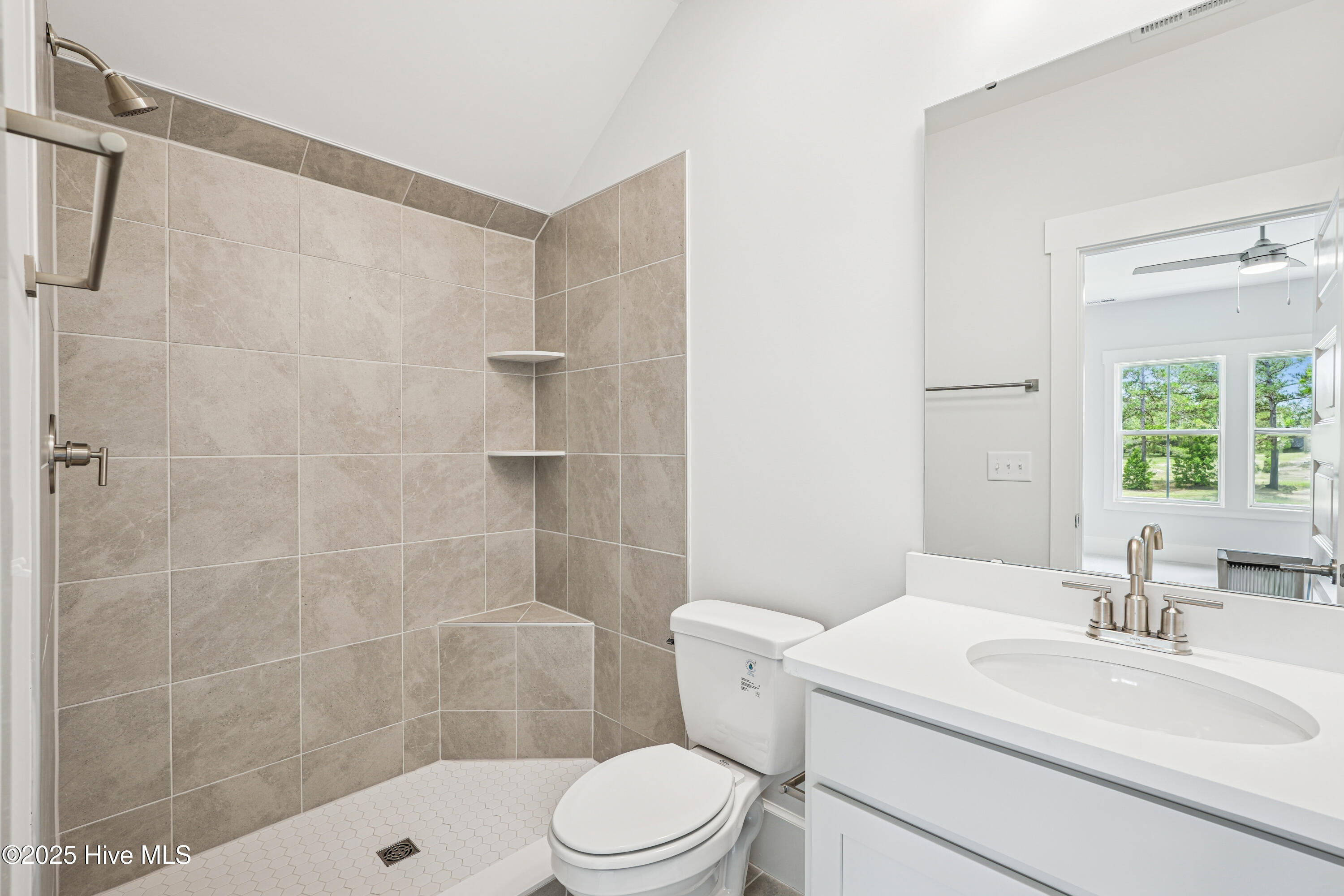 100540265 | Photo 19