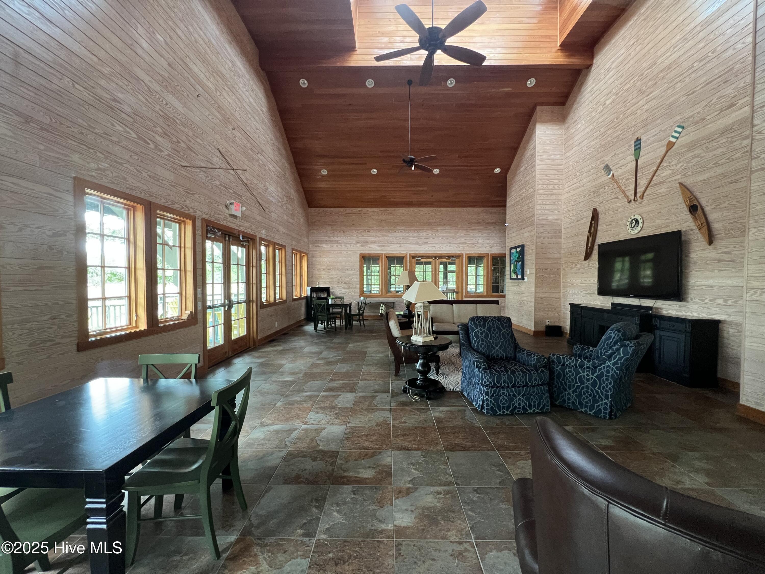 100527062 | Photo 35