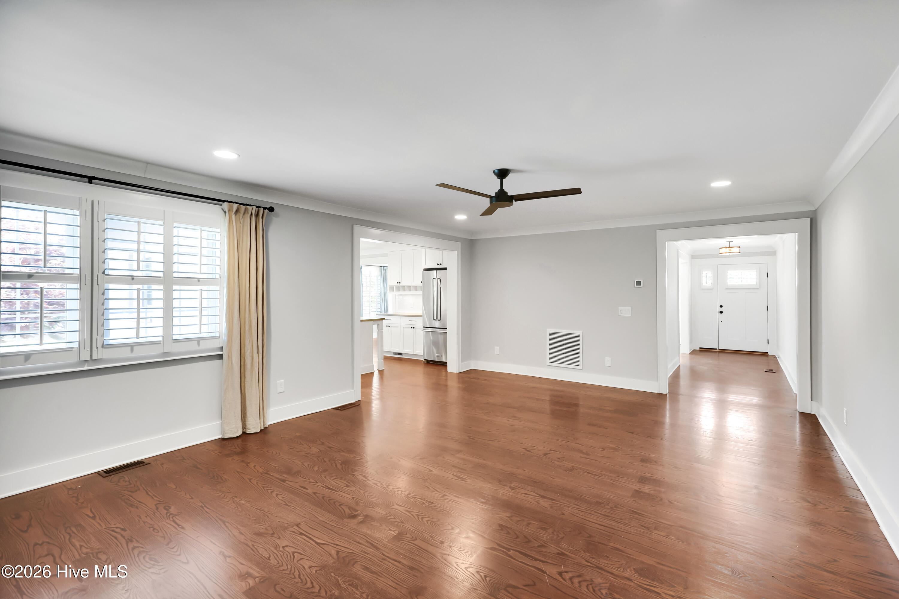 100565189 | Photo 16