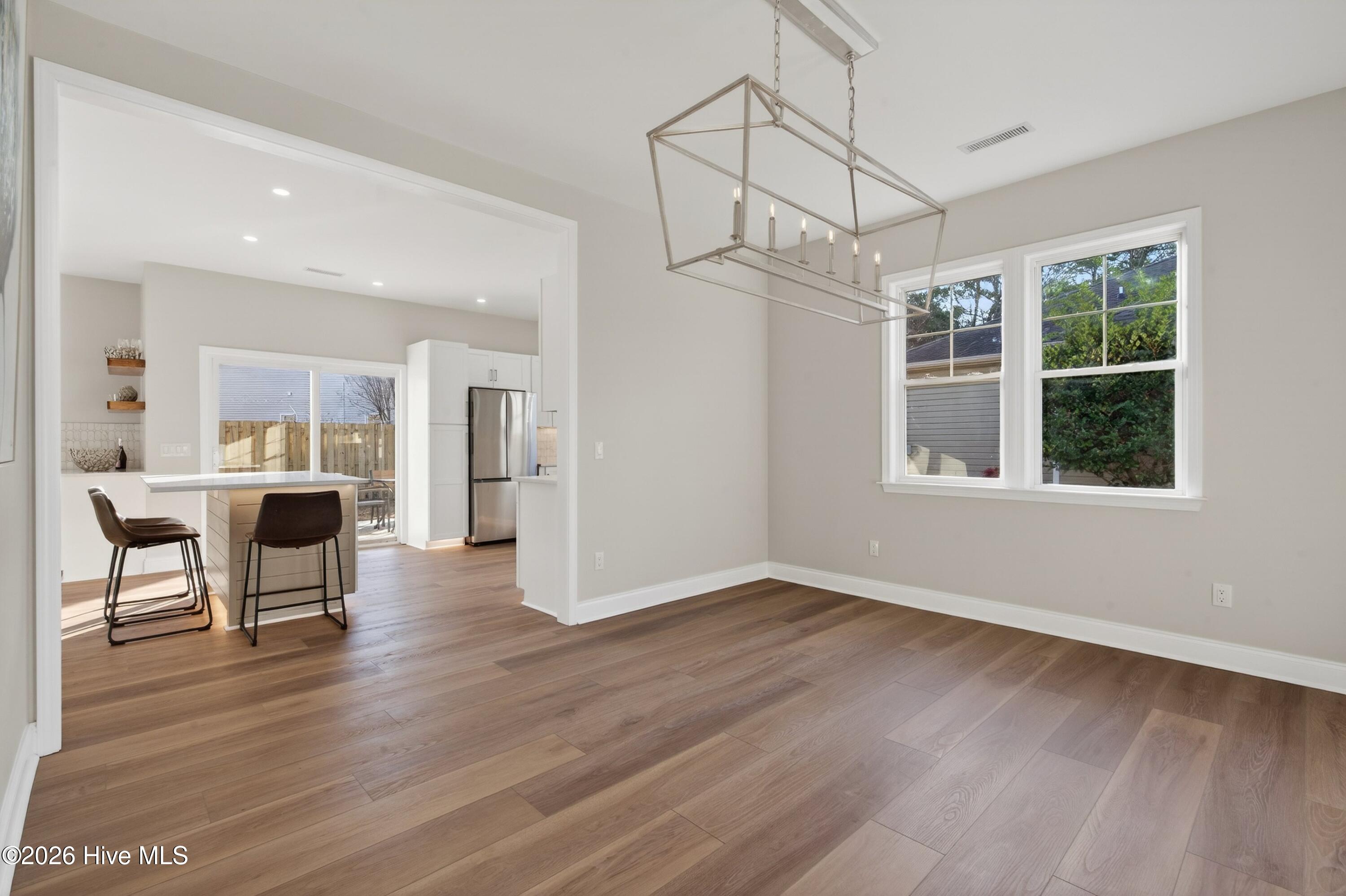 100553839 | Photo 23