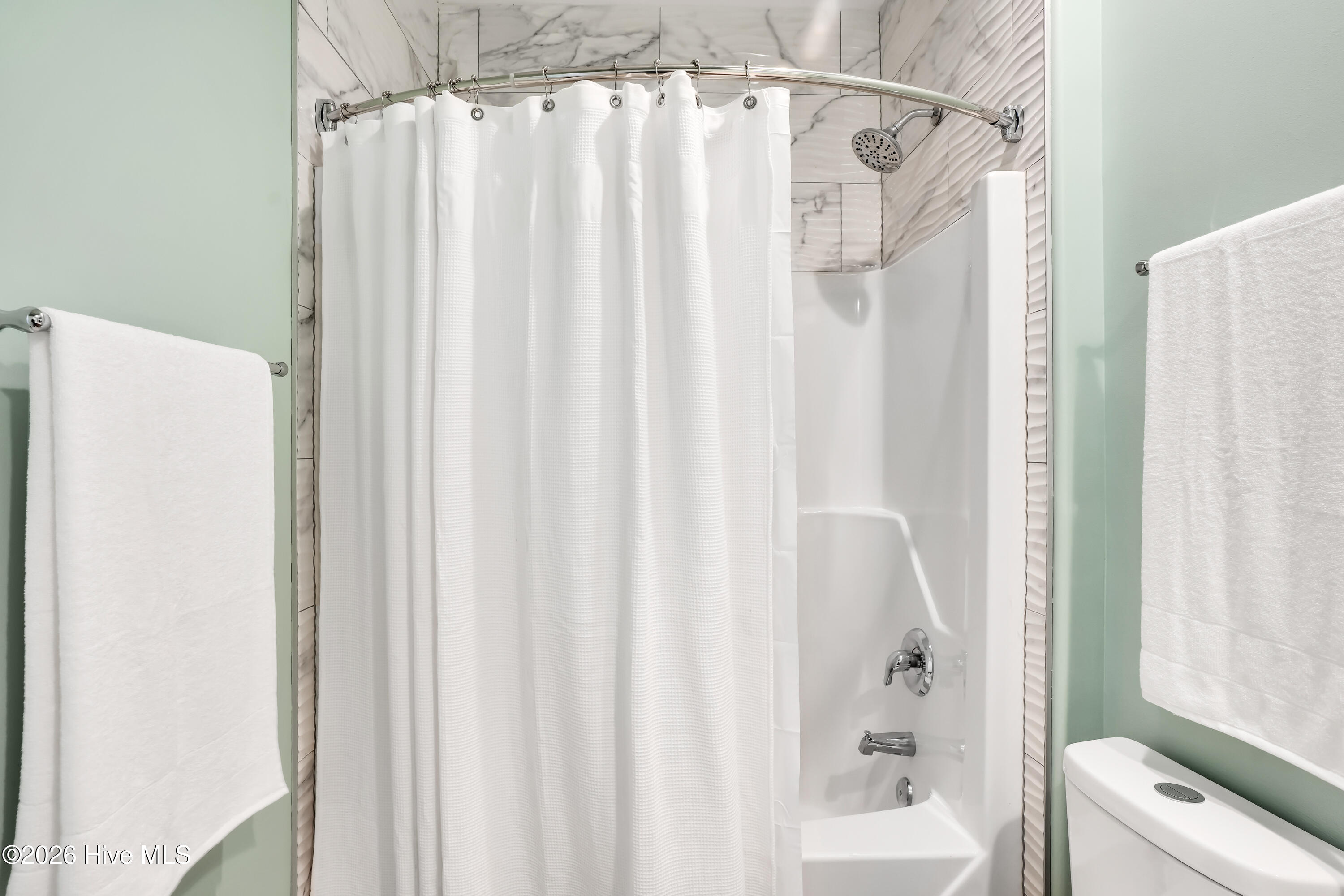 100561056 | Photo 24