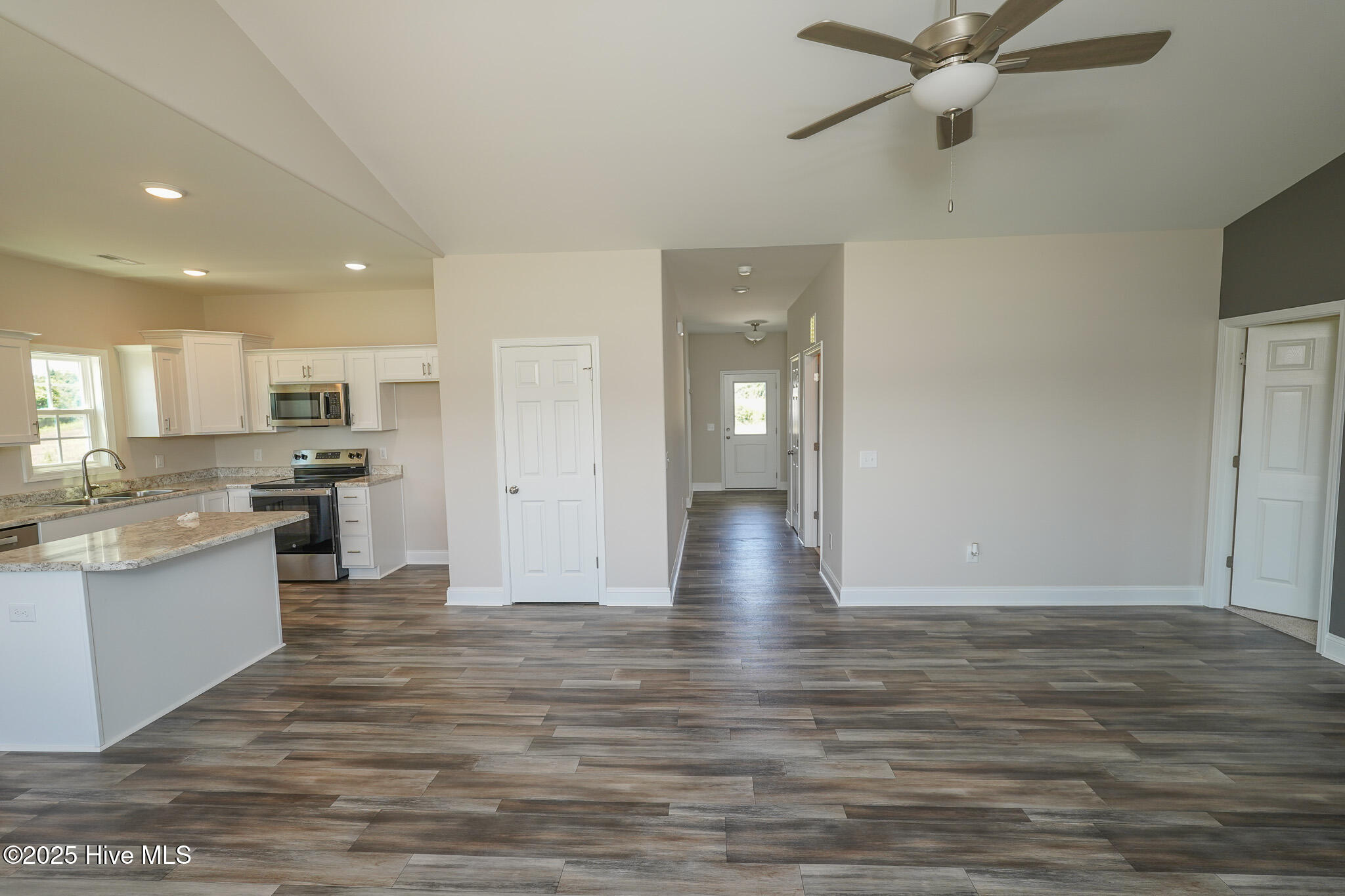 100488193 | Photo 27