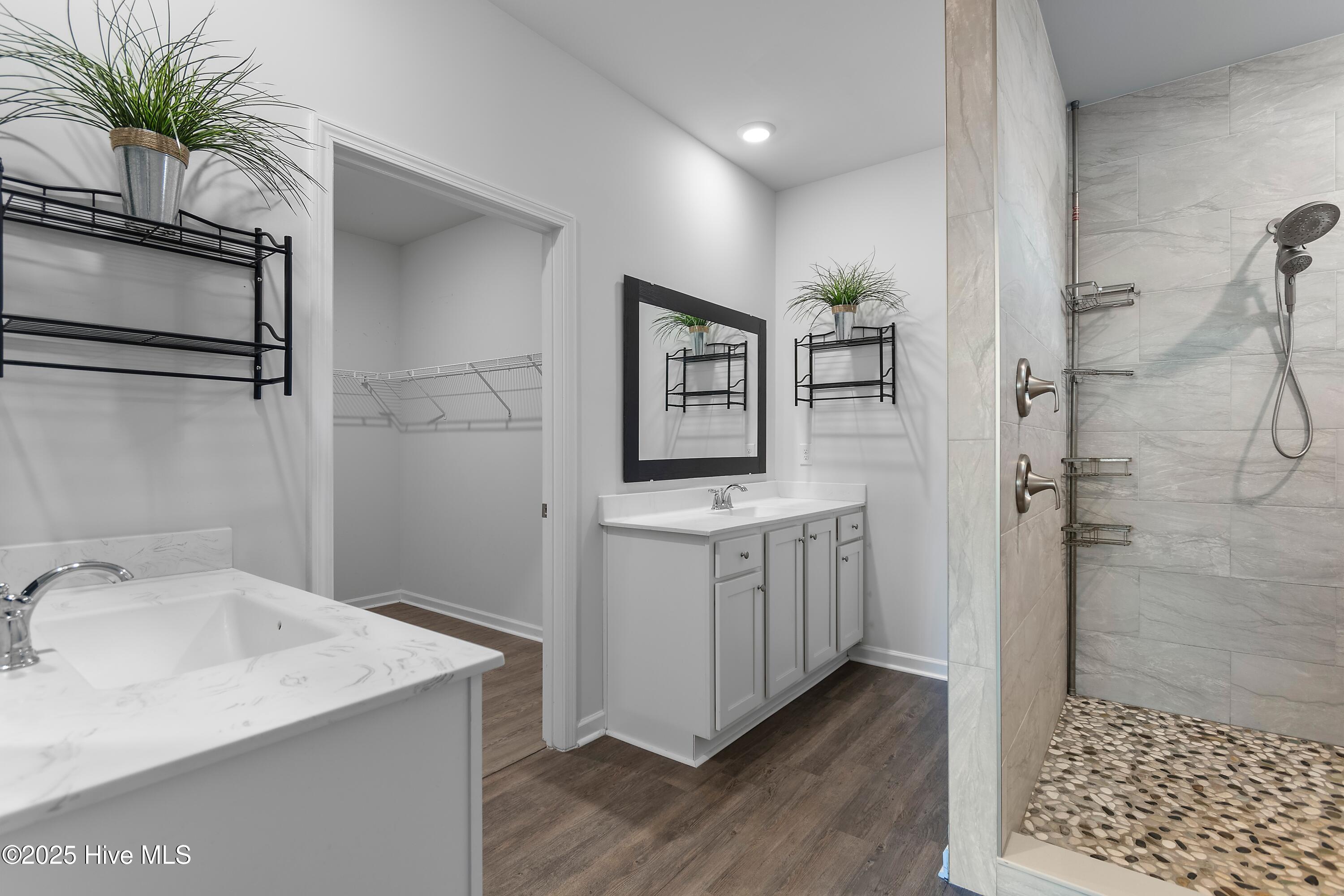 100537510 | Photo 35