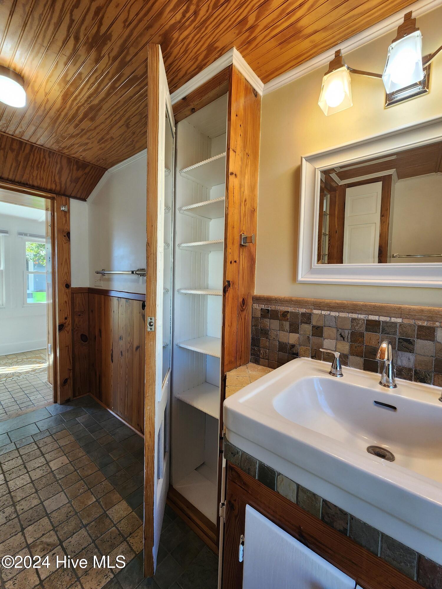 100570380 | Photo 19