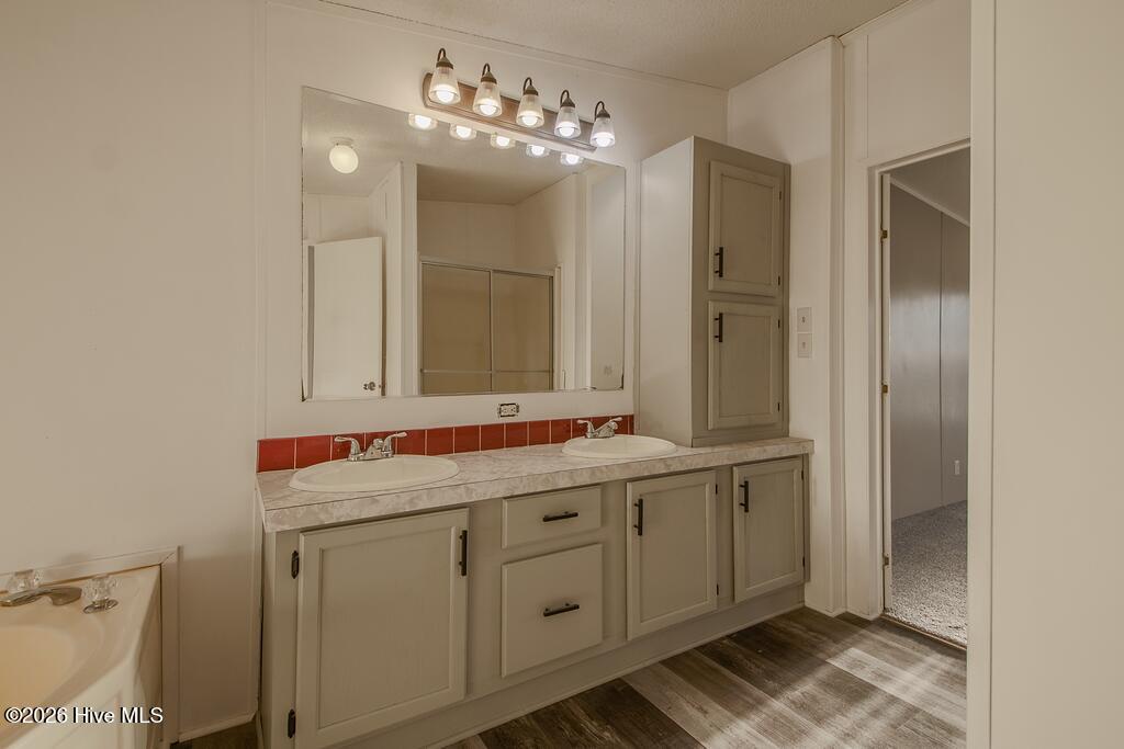 100560483 | Photo 32