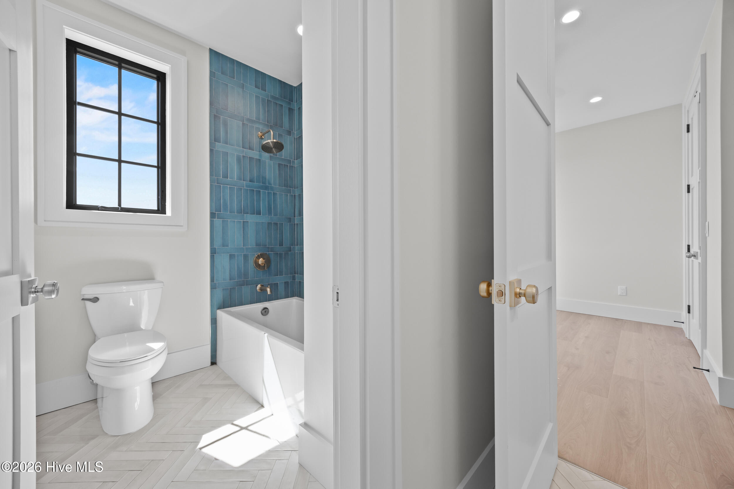 100561987 | Photo 50