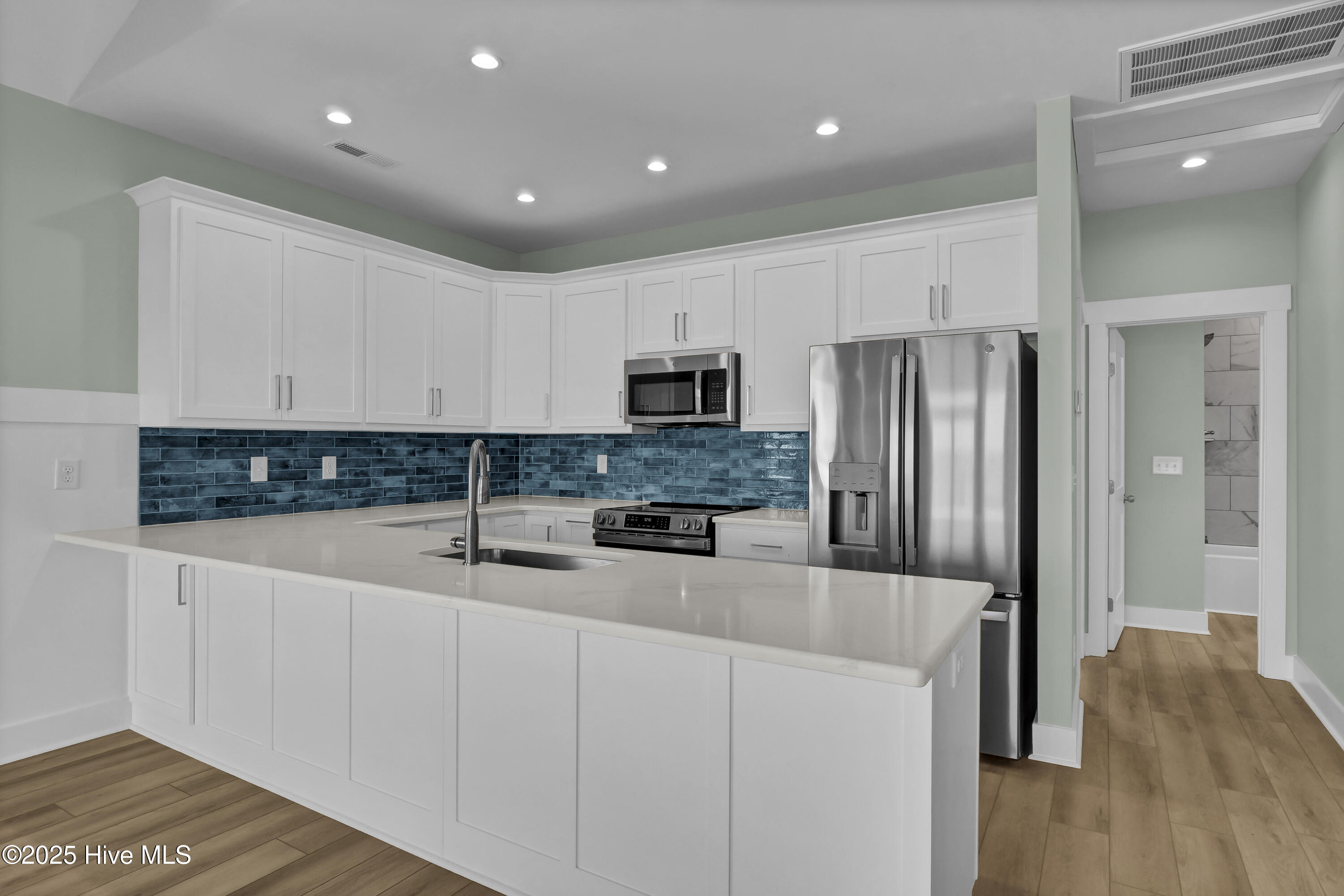 100542555 | Photo 11