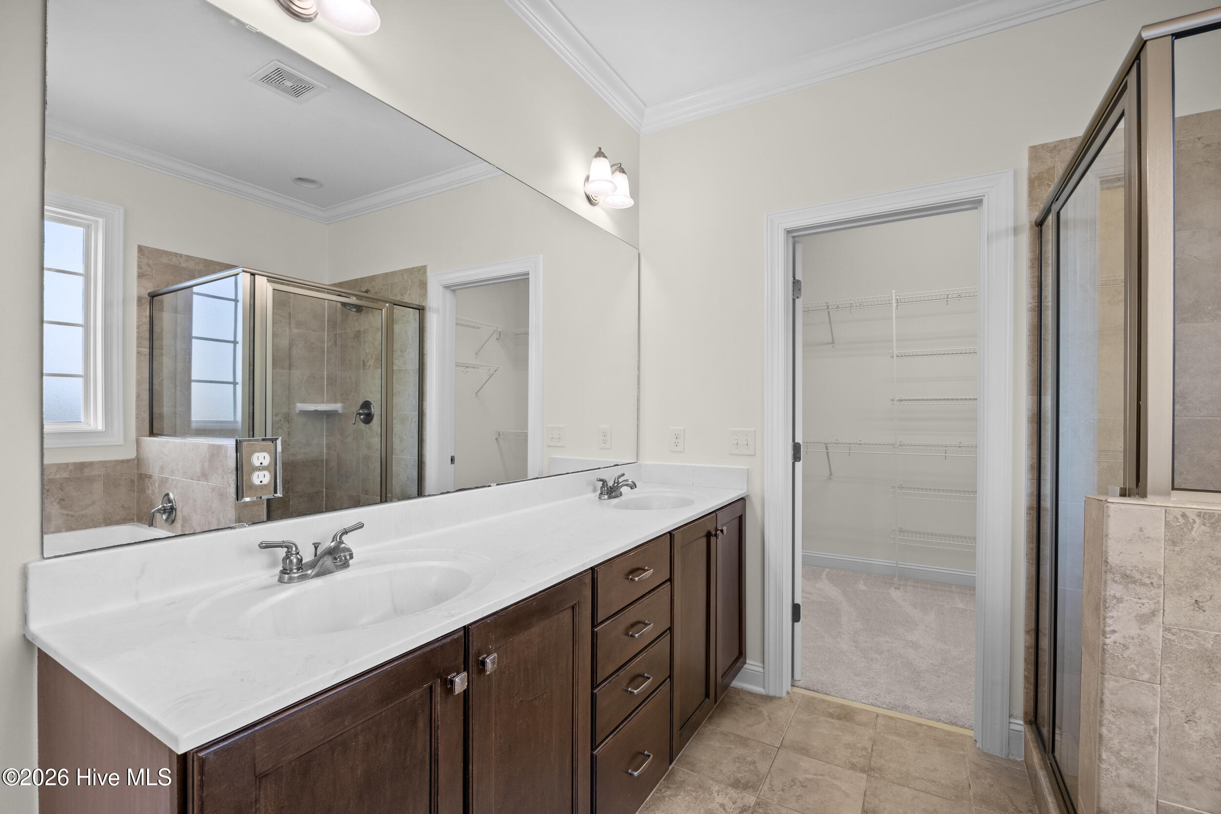 100568241 | Photo 36