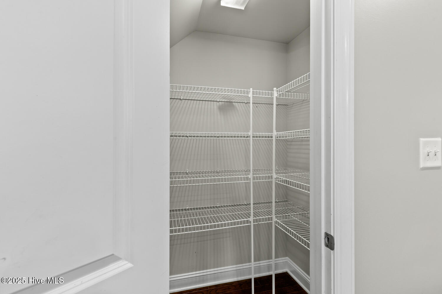 100540361 | Photo 12