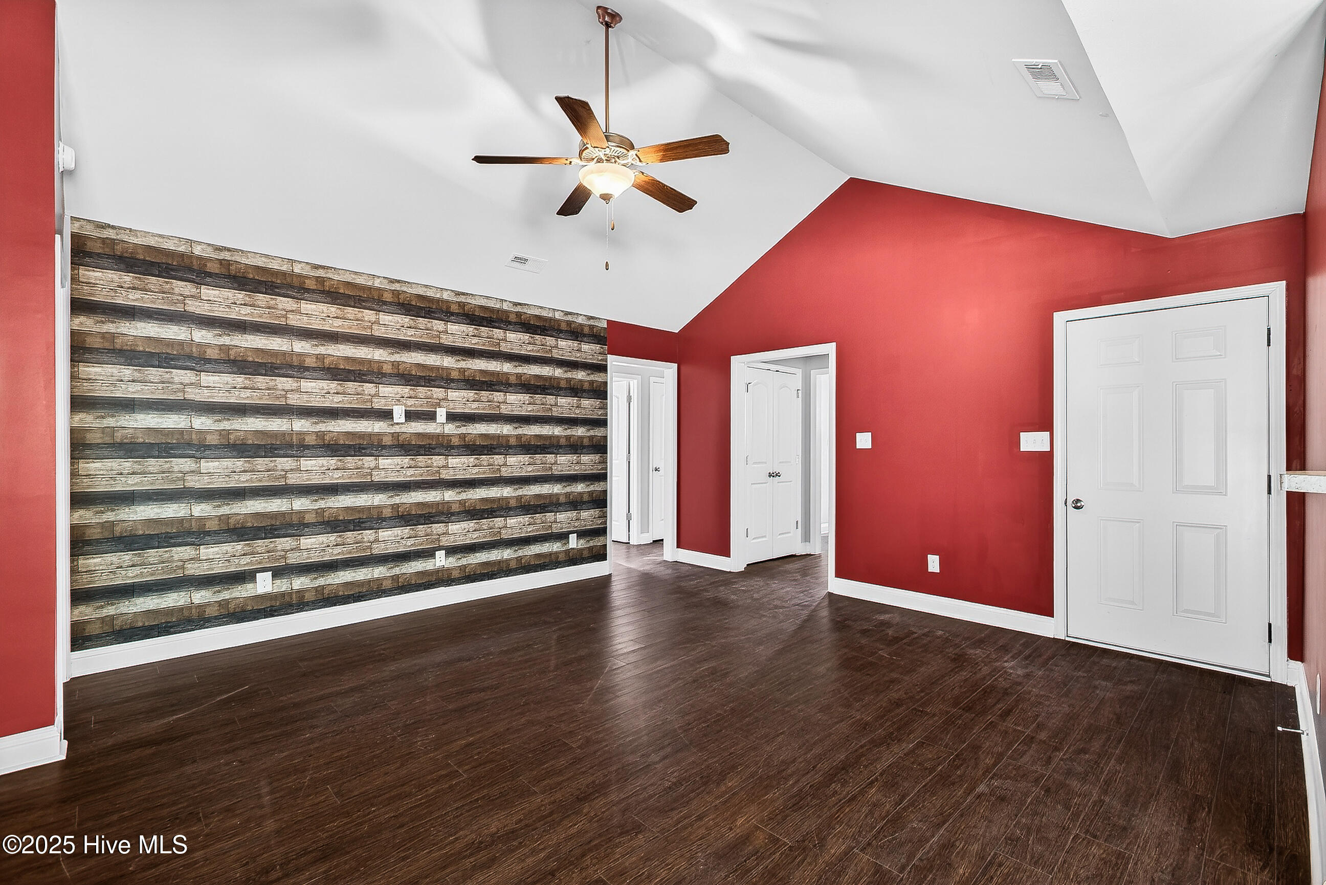 100545699 | Photo 15