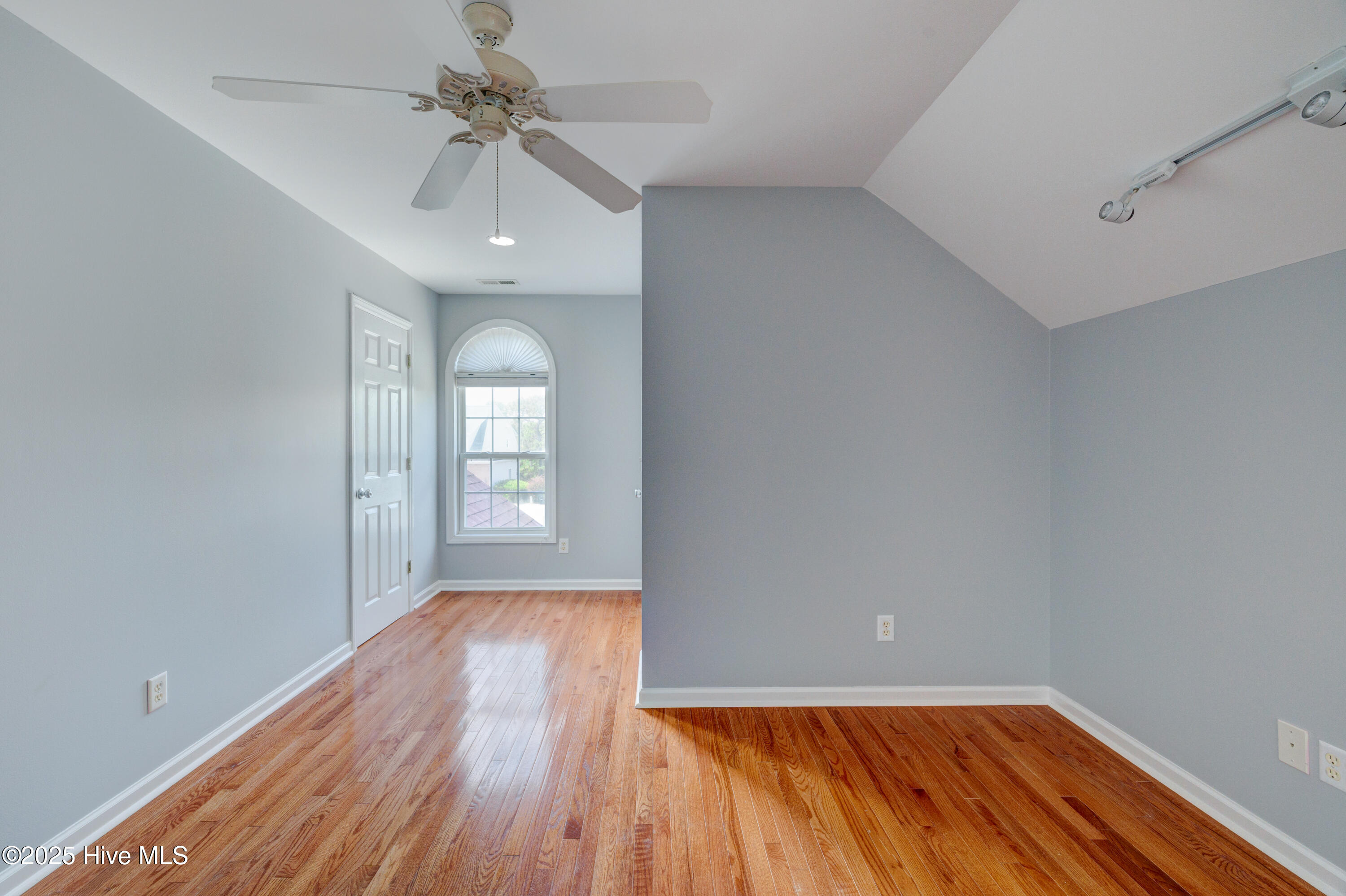 100526585 | Photo 45