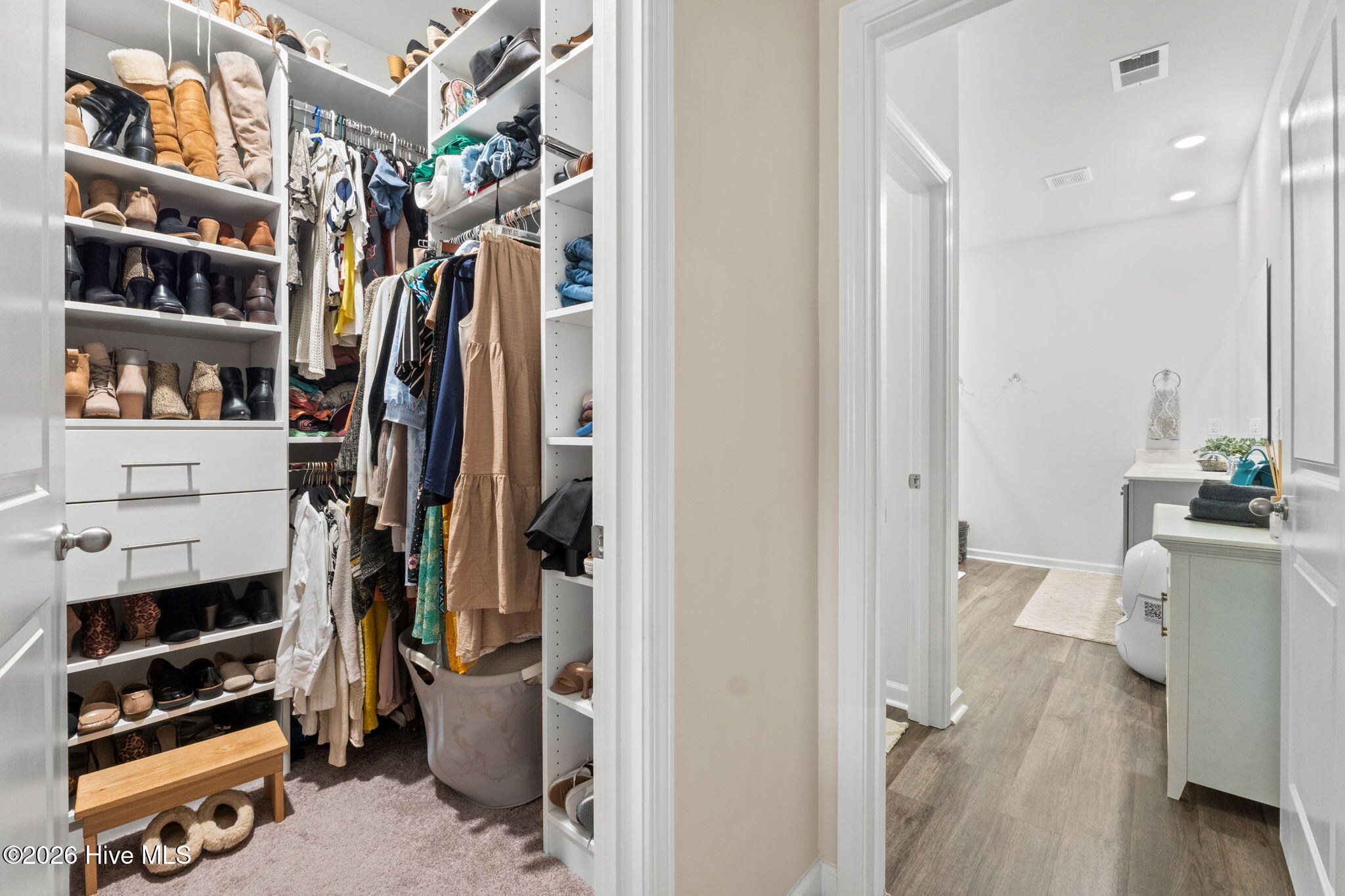 100568064 | Photo 24