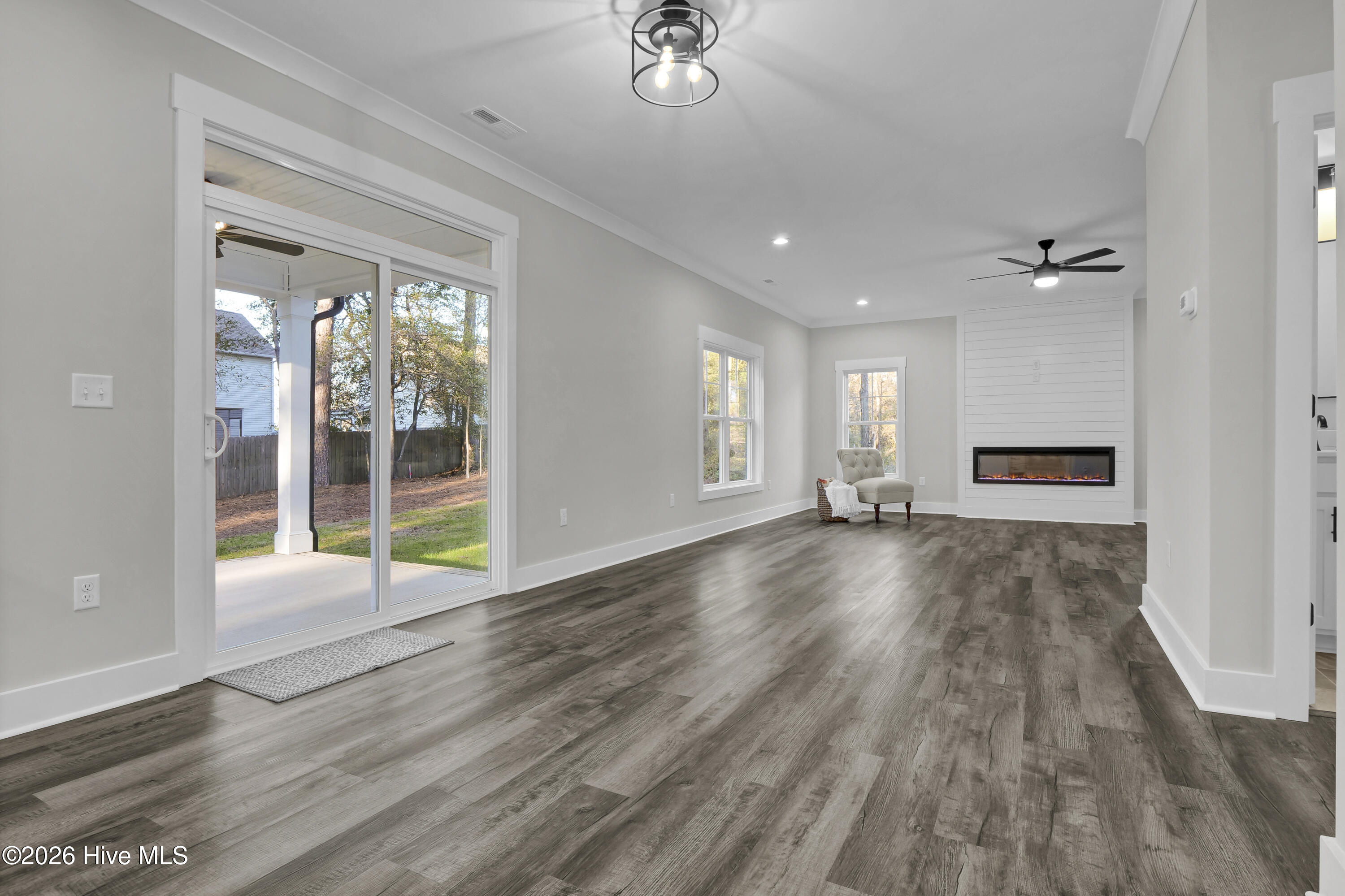 100550236 | Photo 12