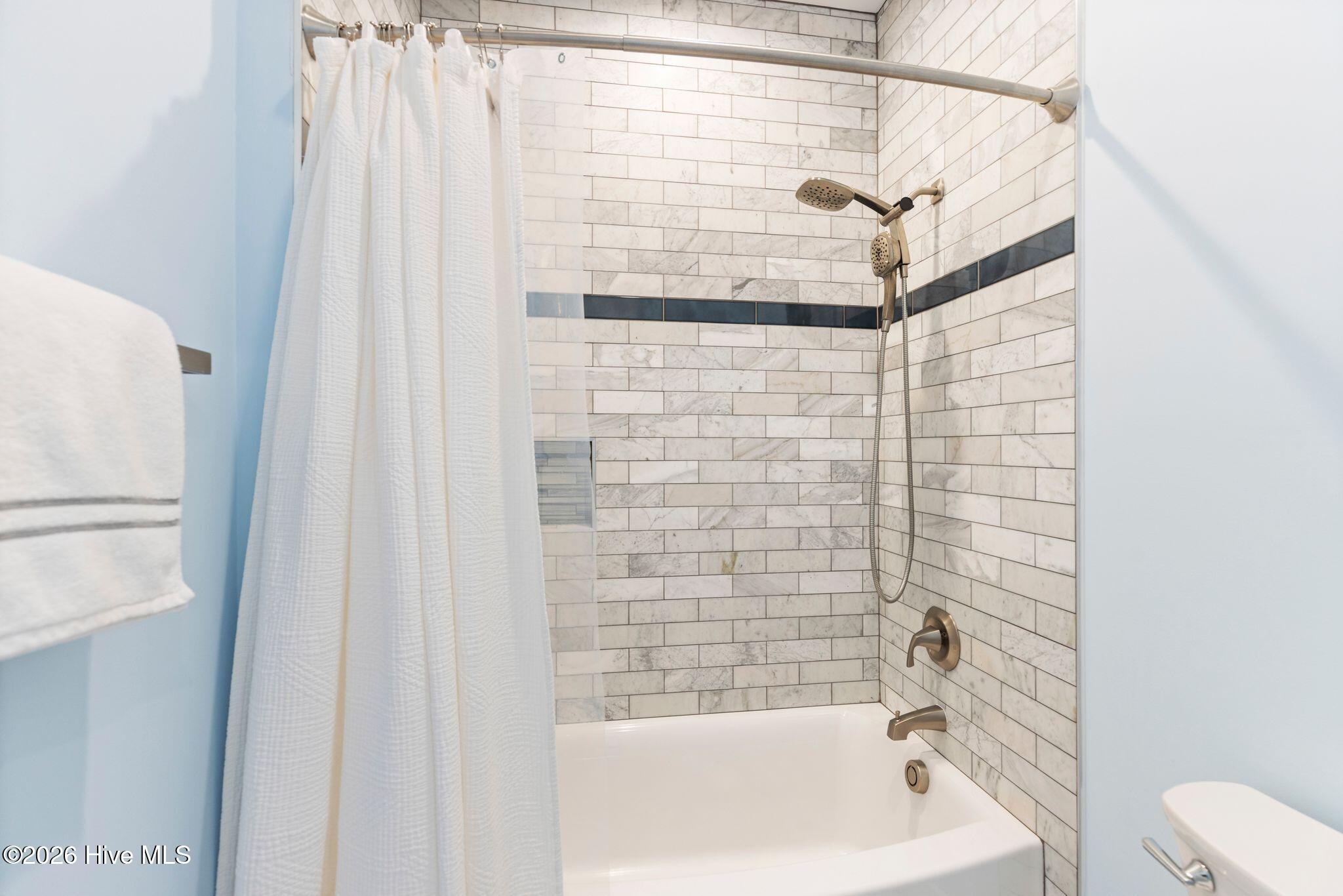 100570540 | Photo 24