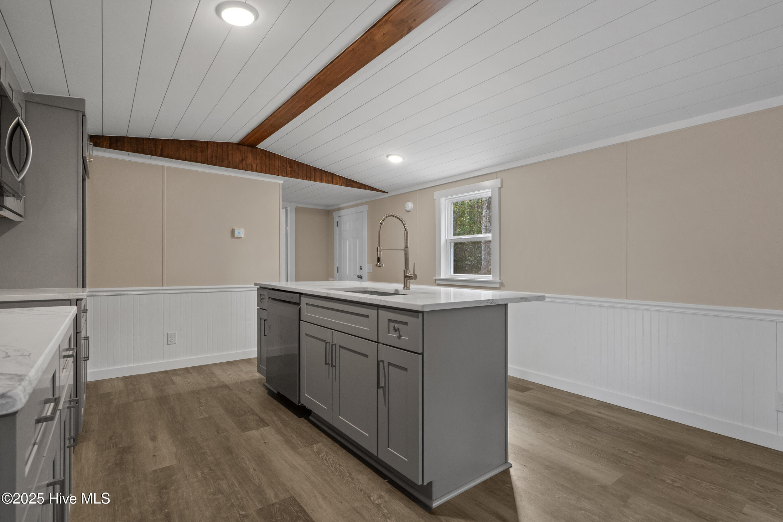 100544386 | Photo 15