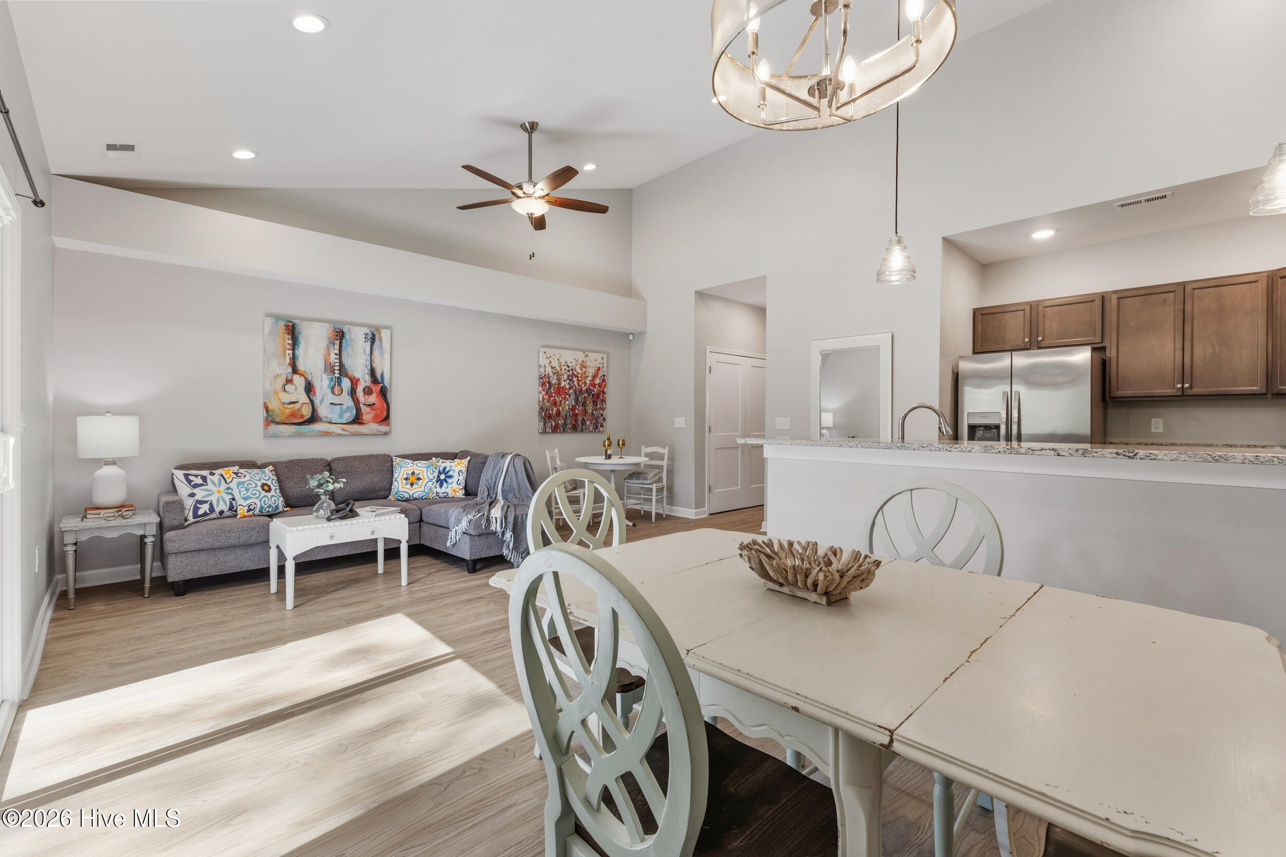 100558693 | Photo 17