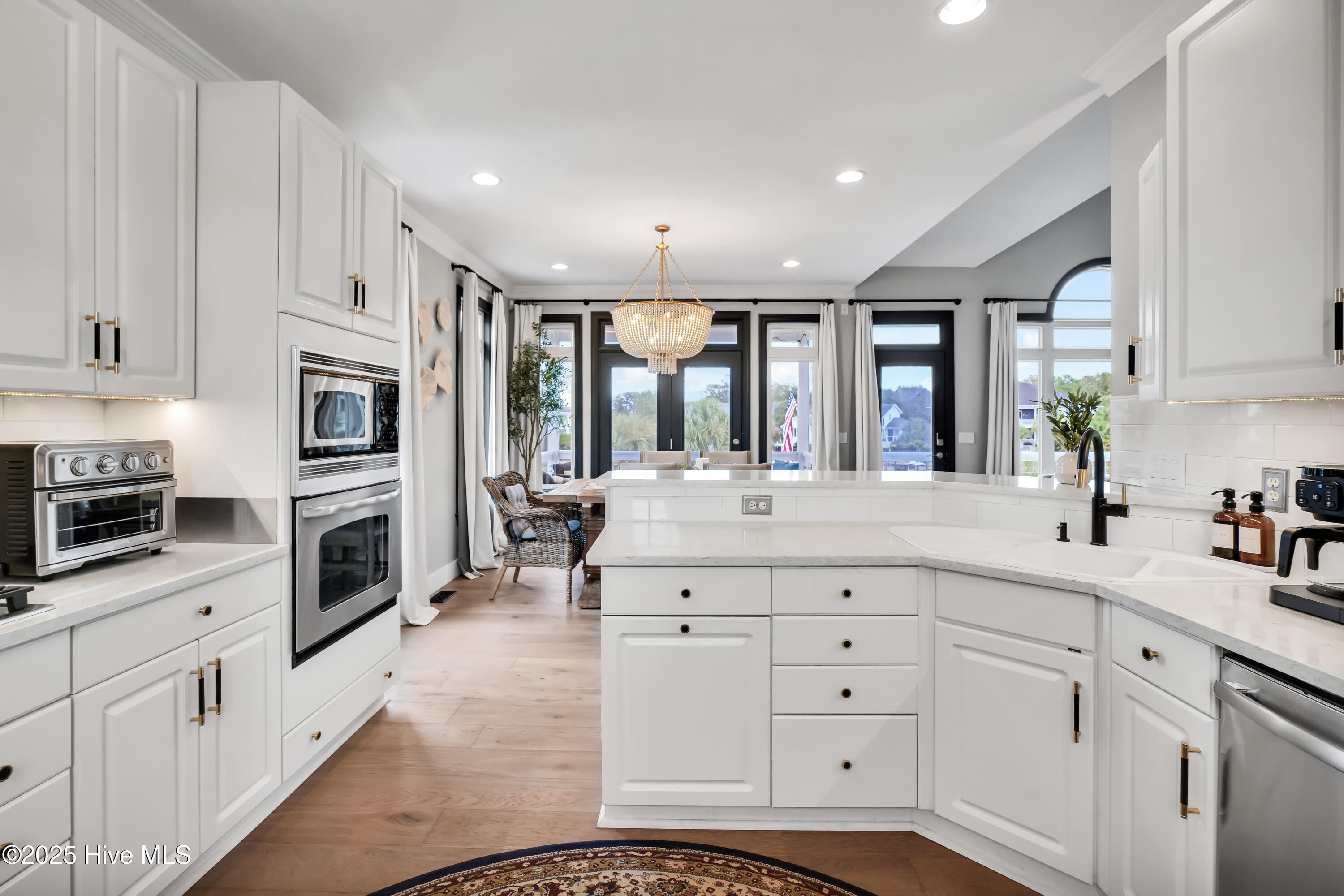 100557608 | Photo 11