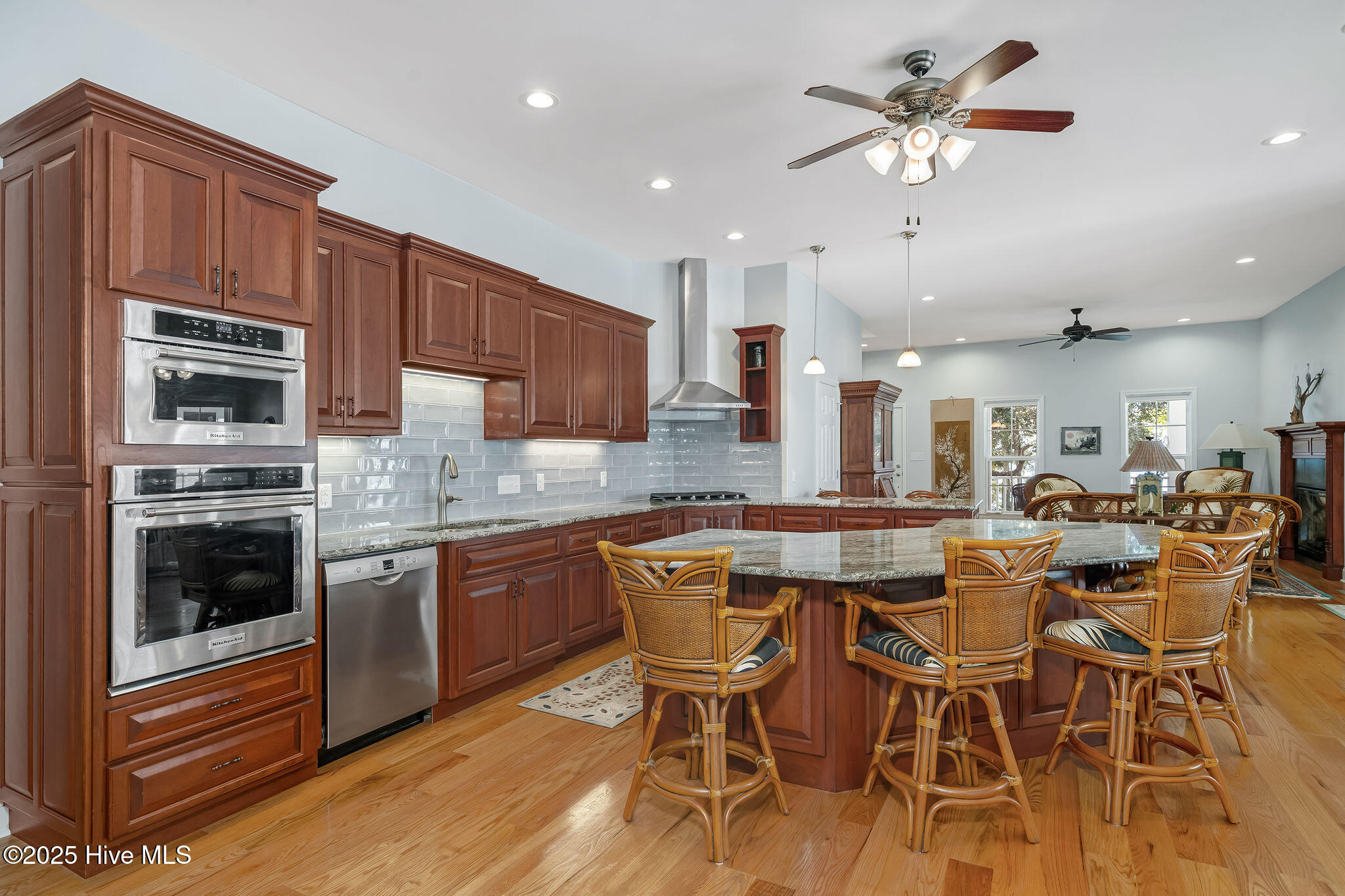 100534572 | Photo 16