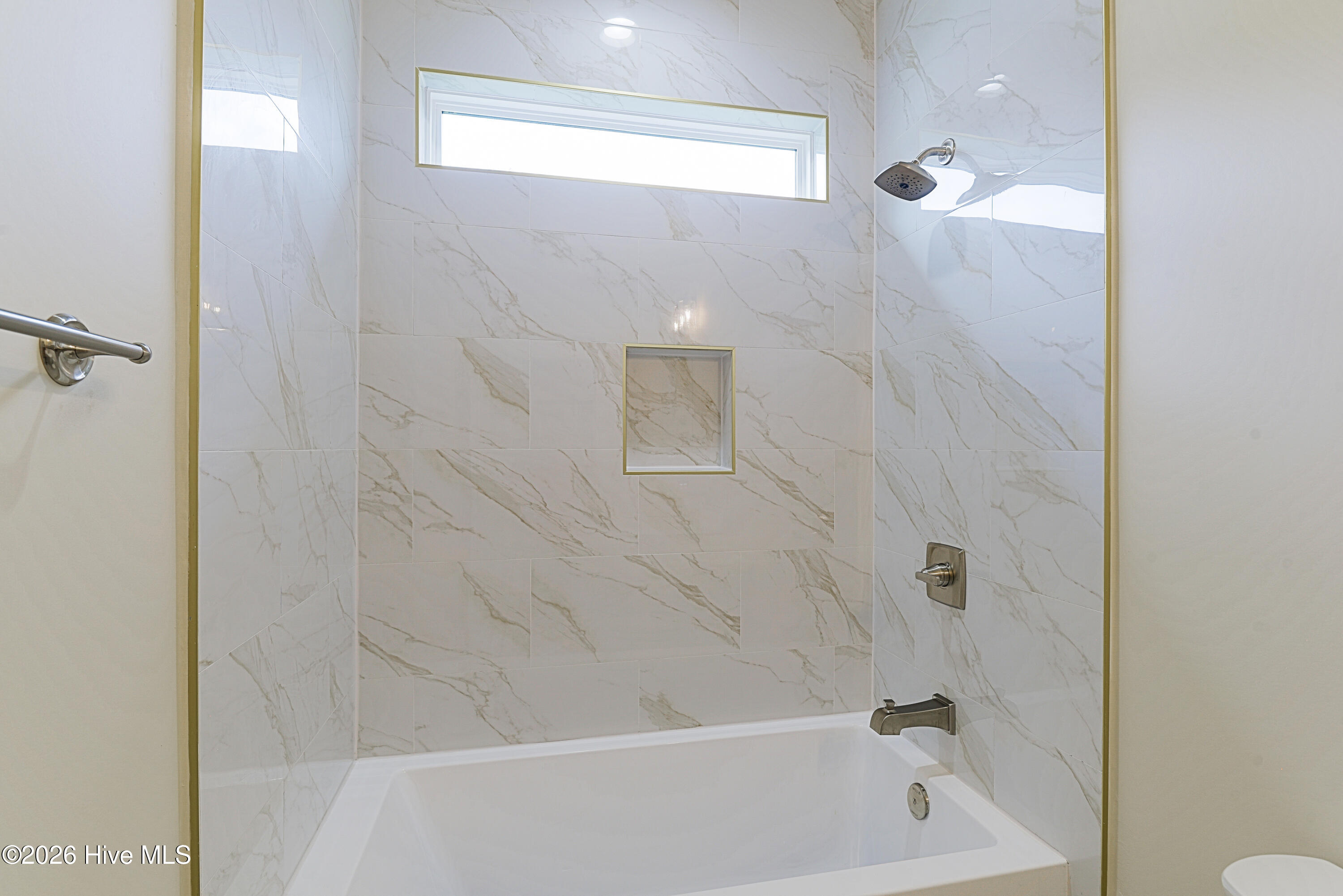 100547113 | Photo 43