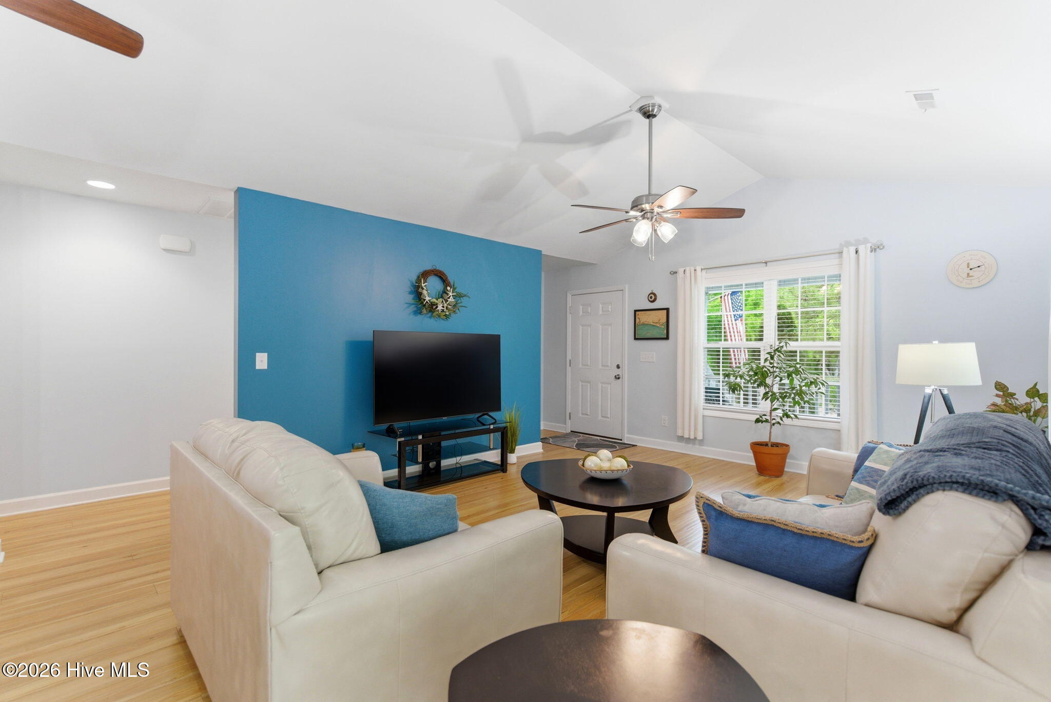 100570095 | Photo 11