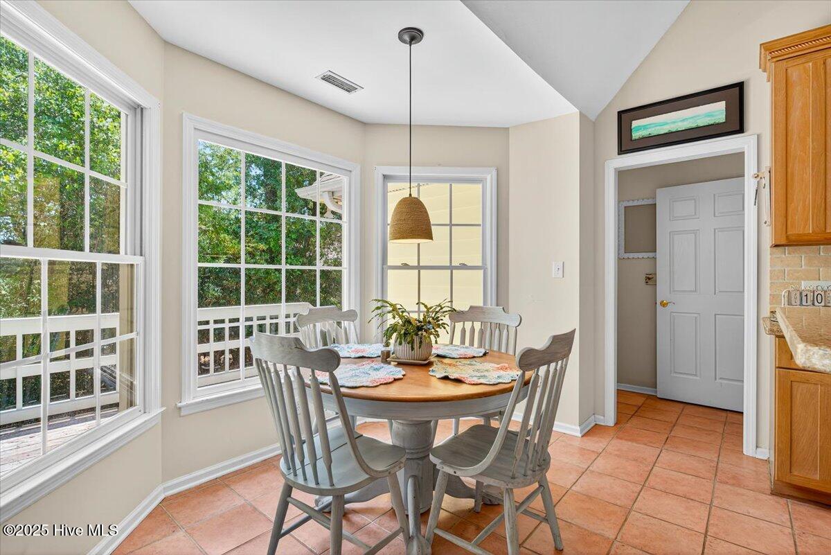 100518742 | Photo 19