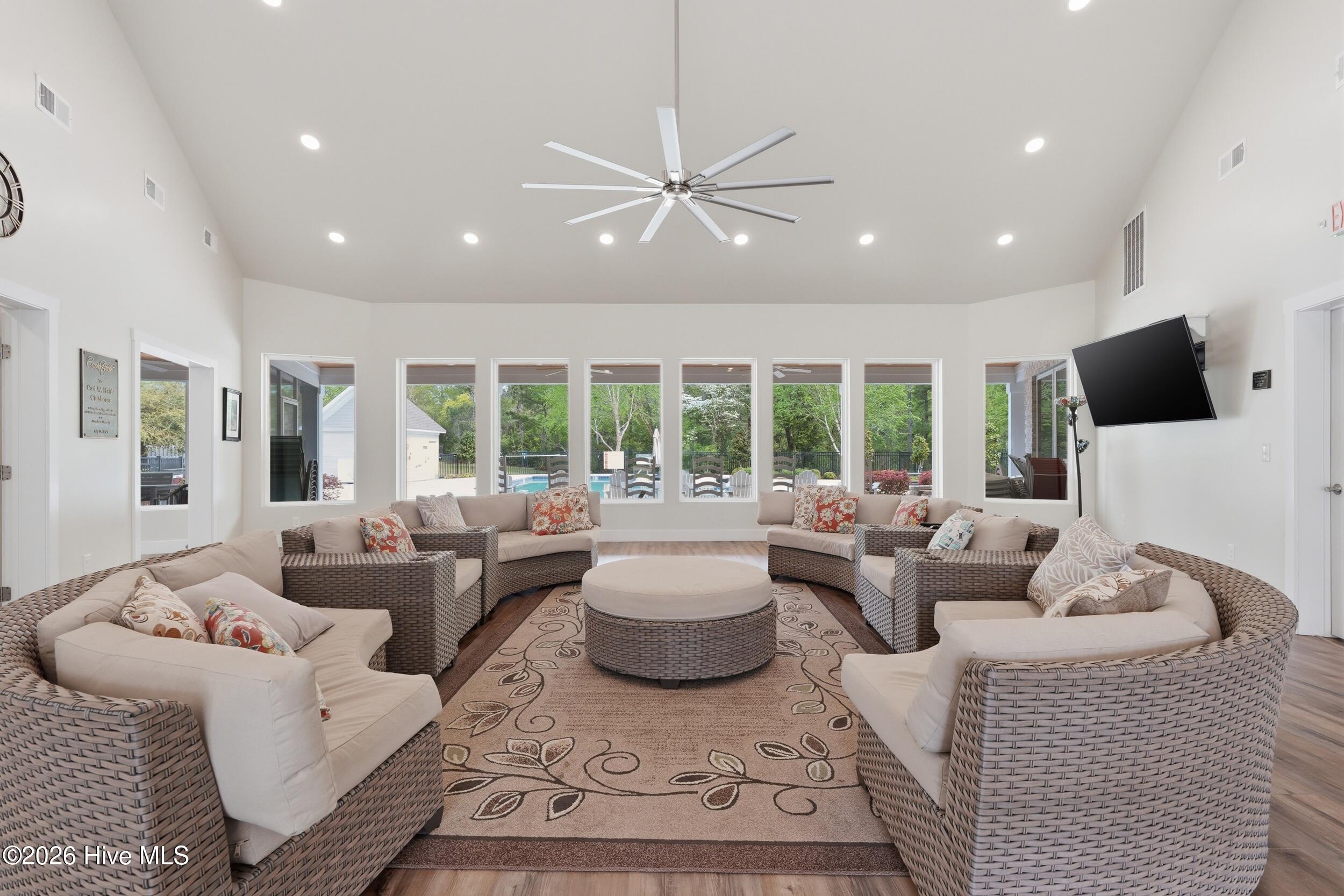 100565388 | Photo 78