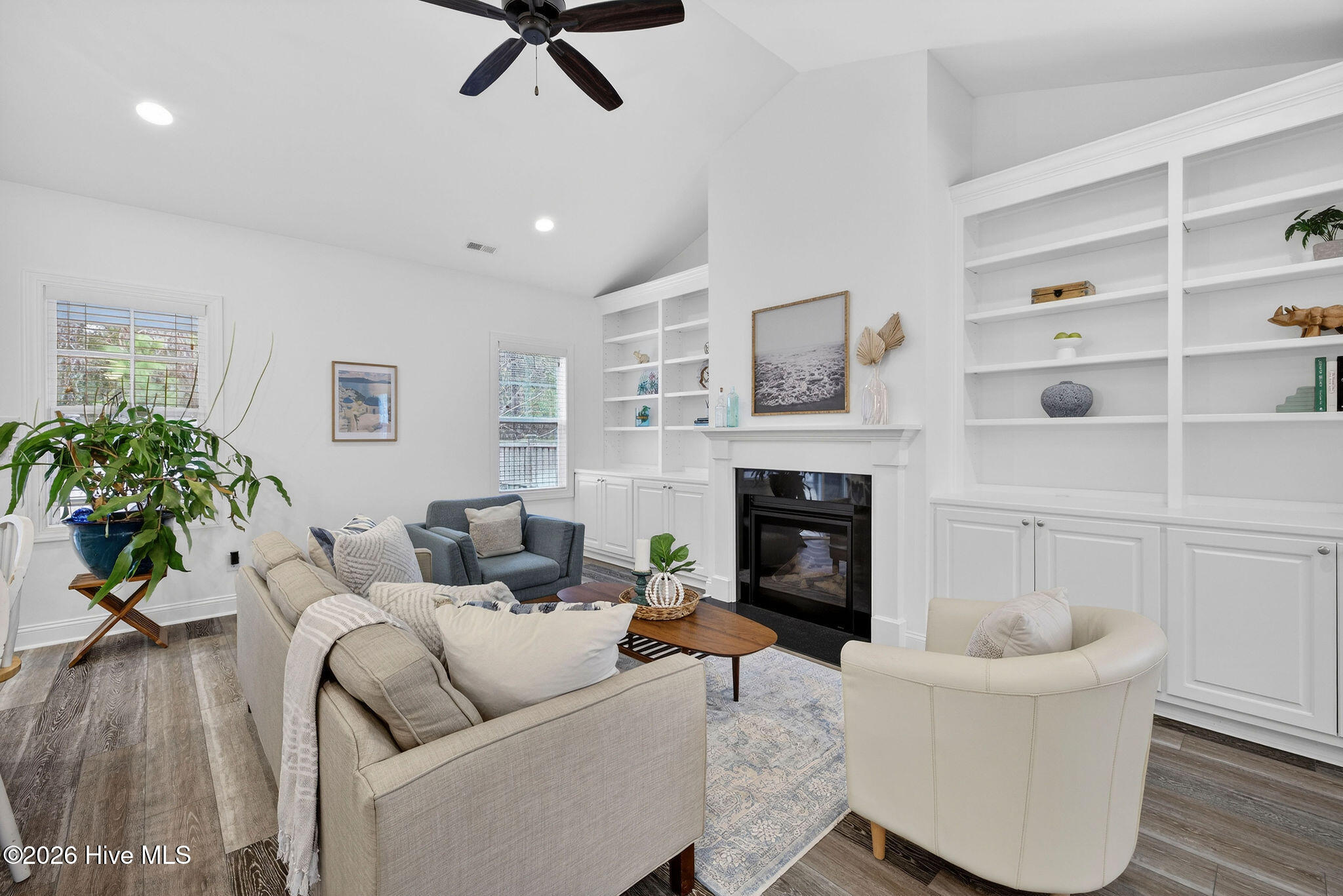 100557170 | Photo 25