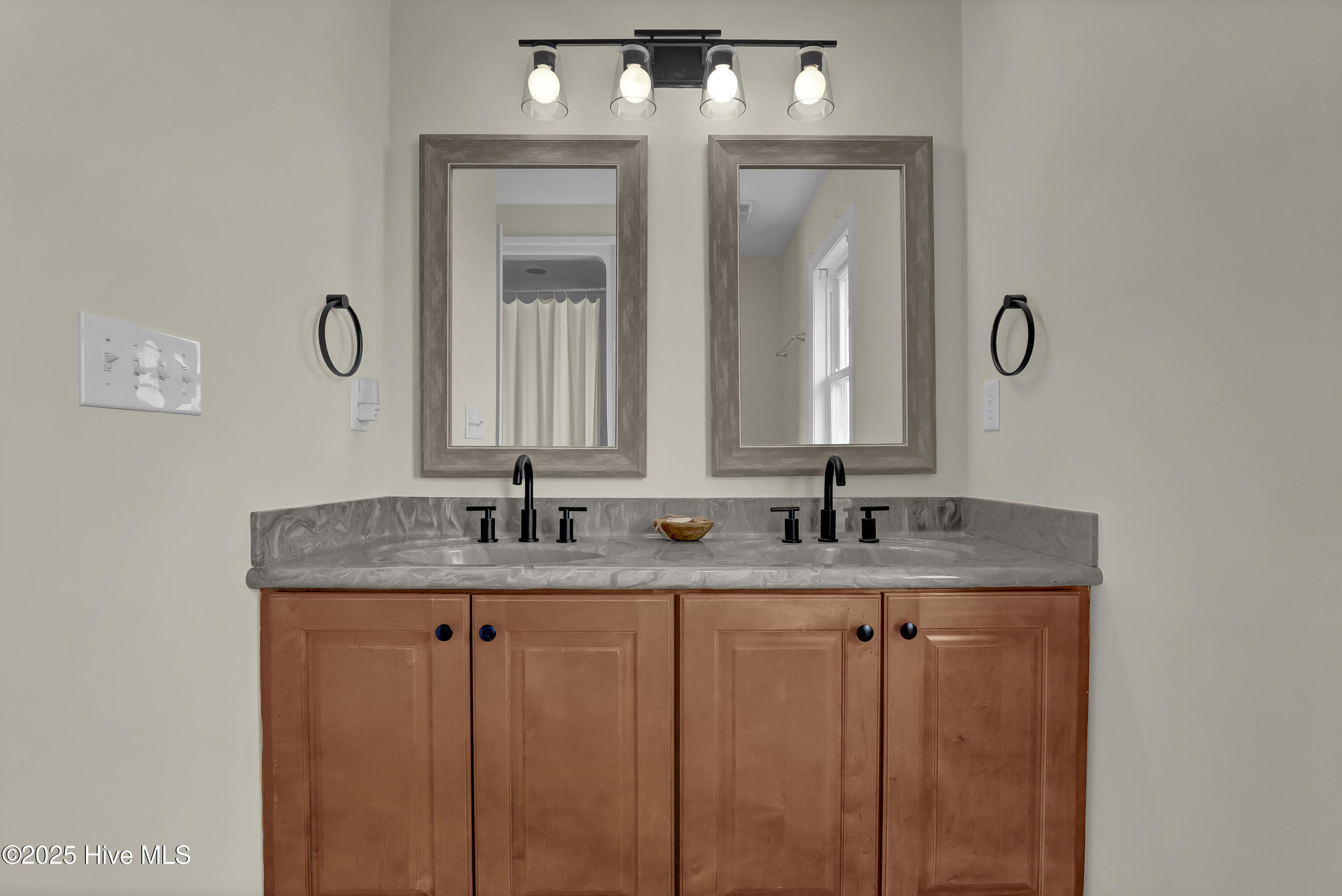 100544399 | Photo 16