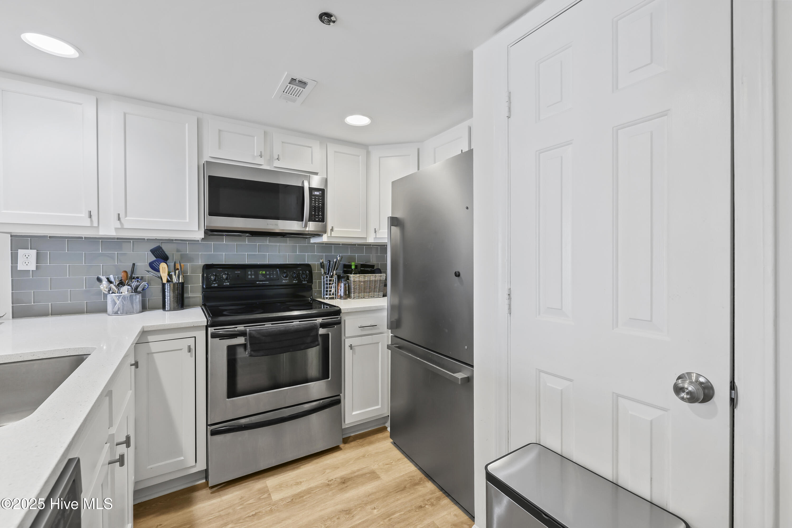 1518 S Lake Park Boulevard 2e, Carolina Beach, NC 28428 – photo 8: Photo Sep 15 2025, 14 17 46