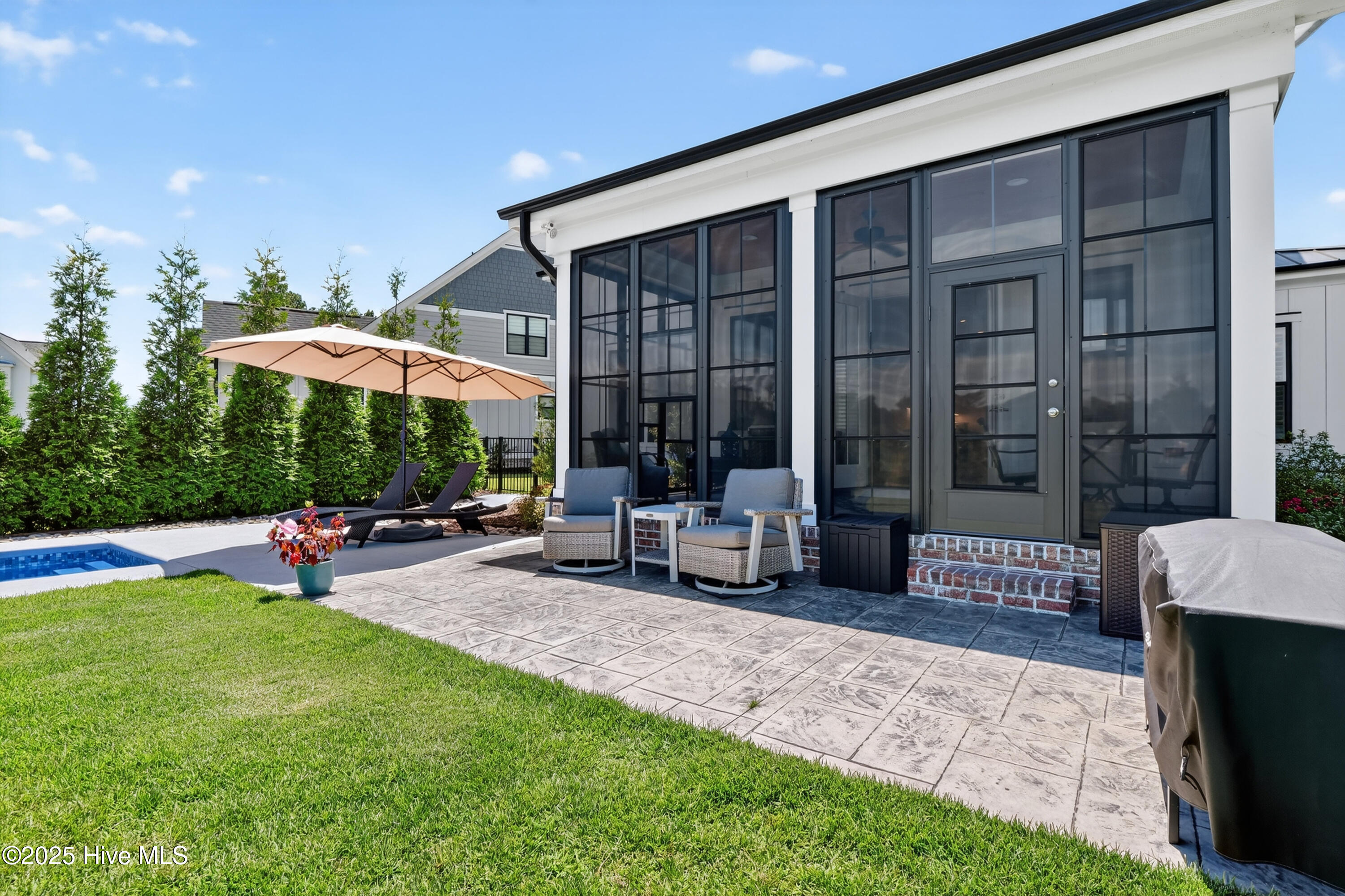 100523935 | Photo 51